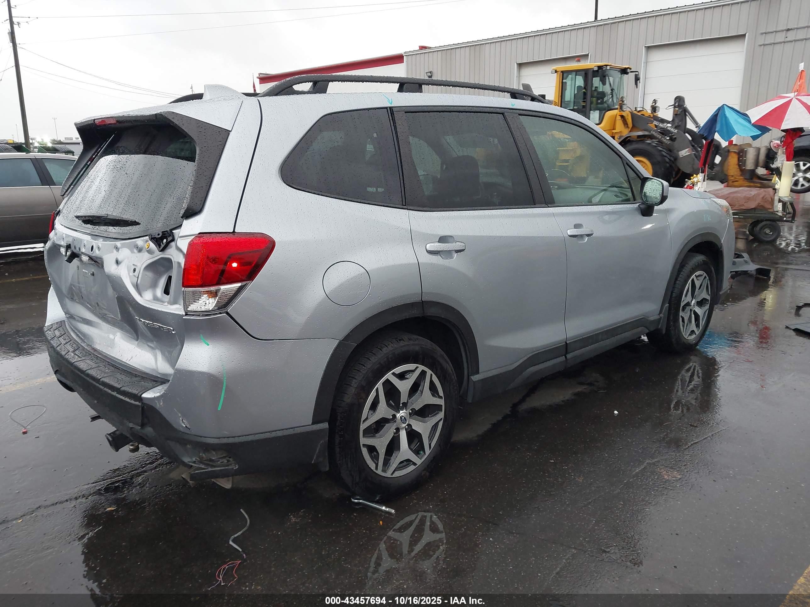 SUBARU FORESTER image 4