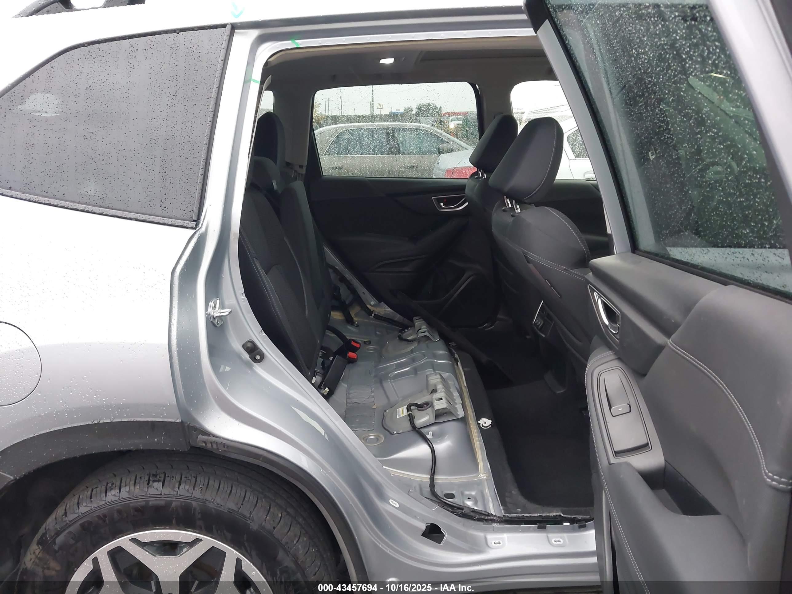 SUBARU FORESTER image 8