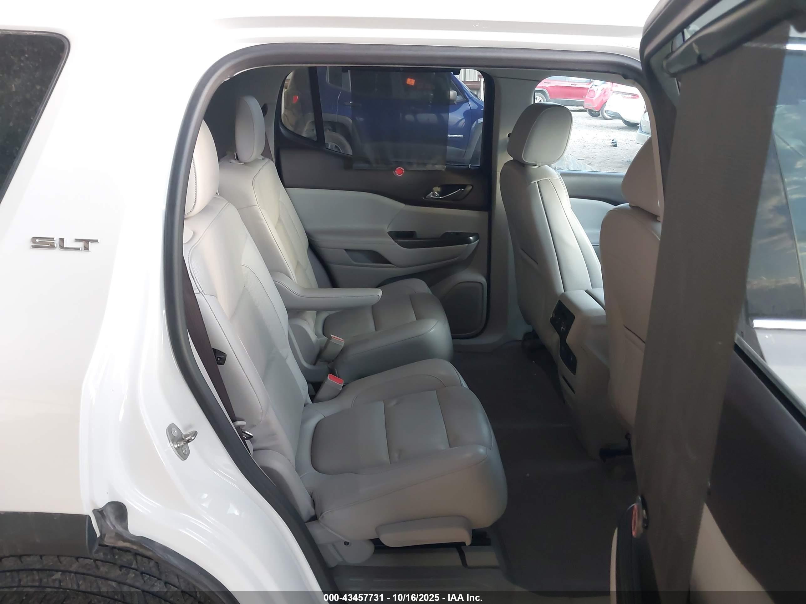 GMC ACADIA image 8