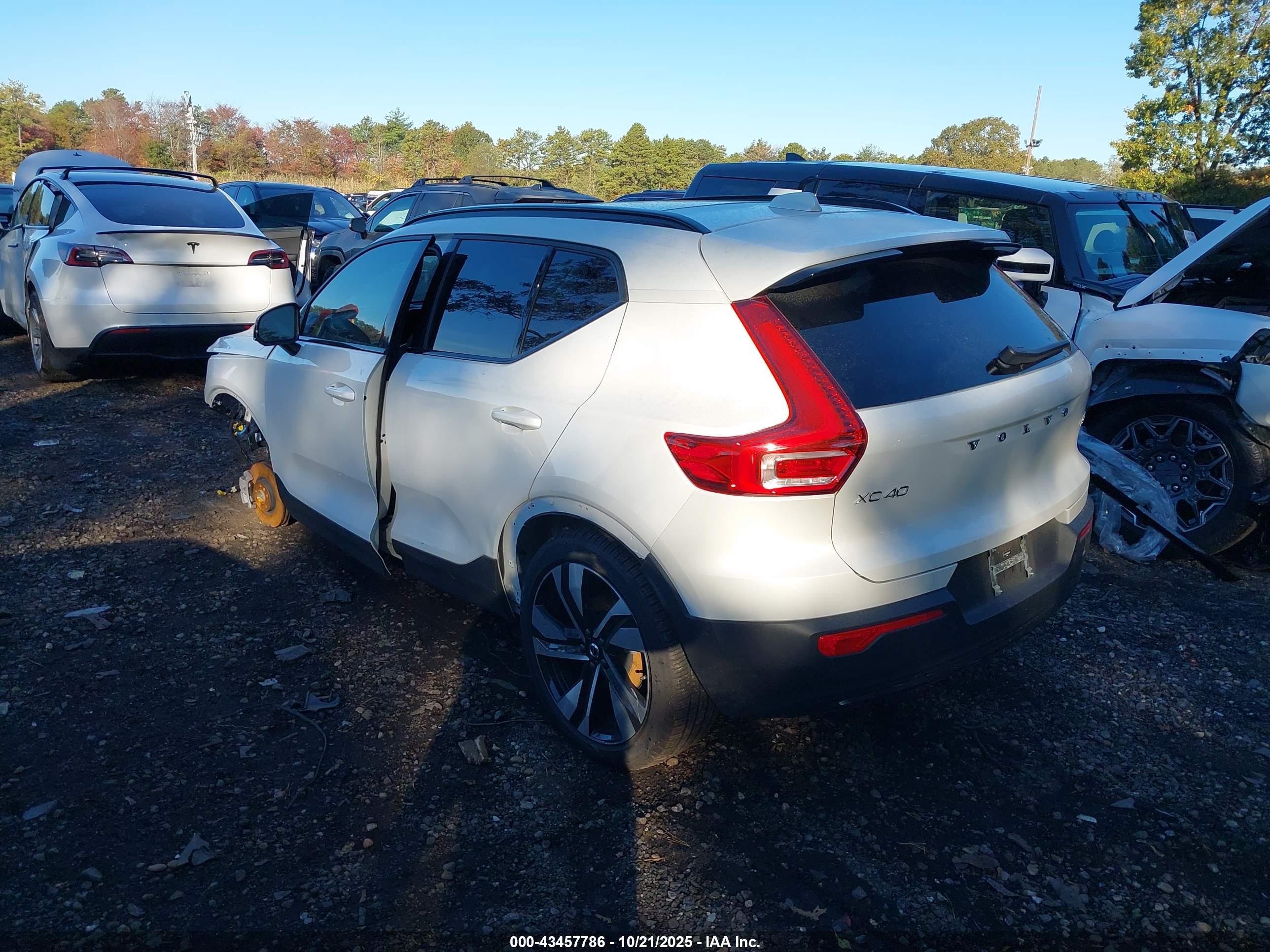VOLVO XC40 image 3