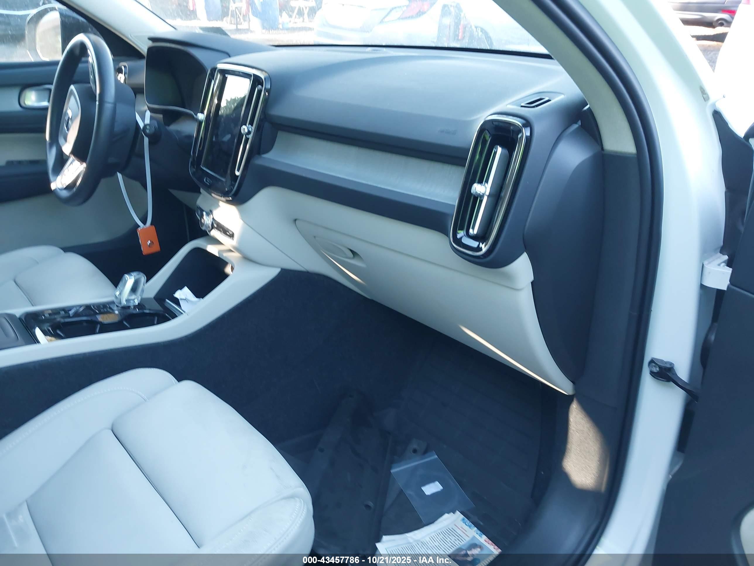 VOLVO XC40 image 5