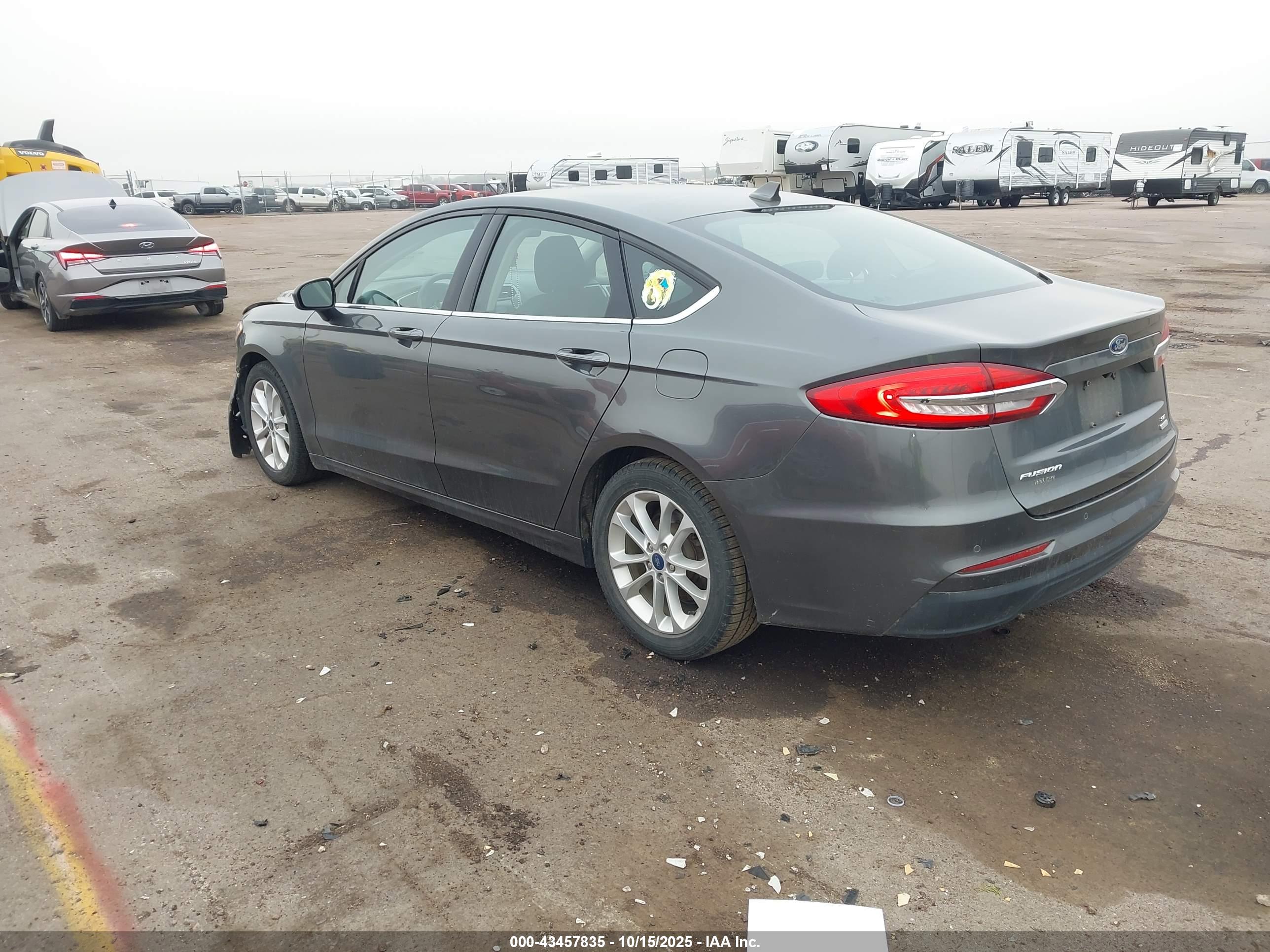 FORD FUSION image 3