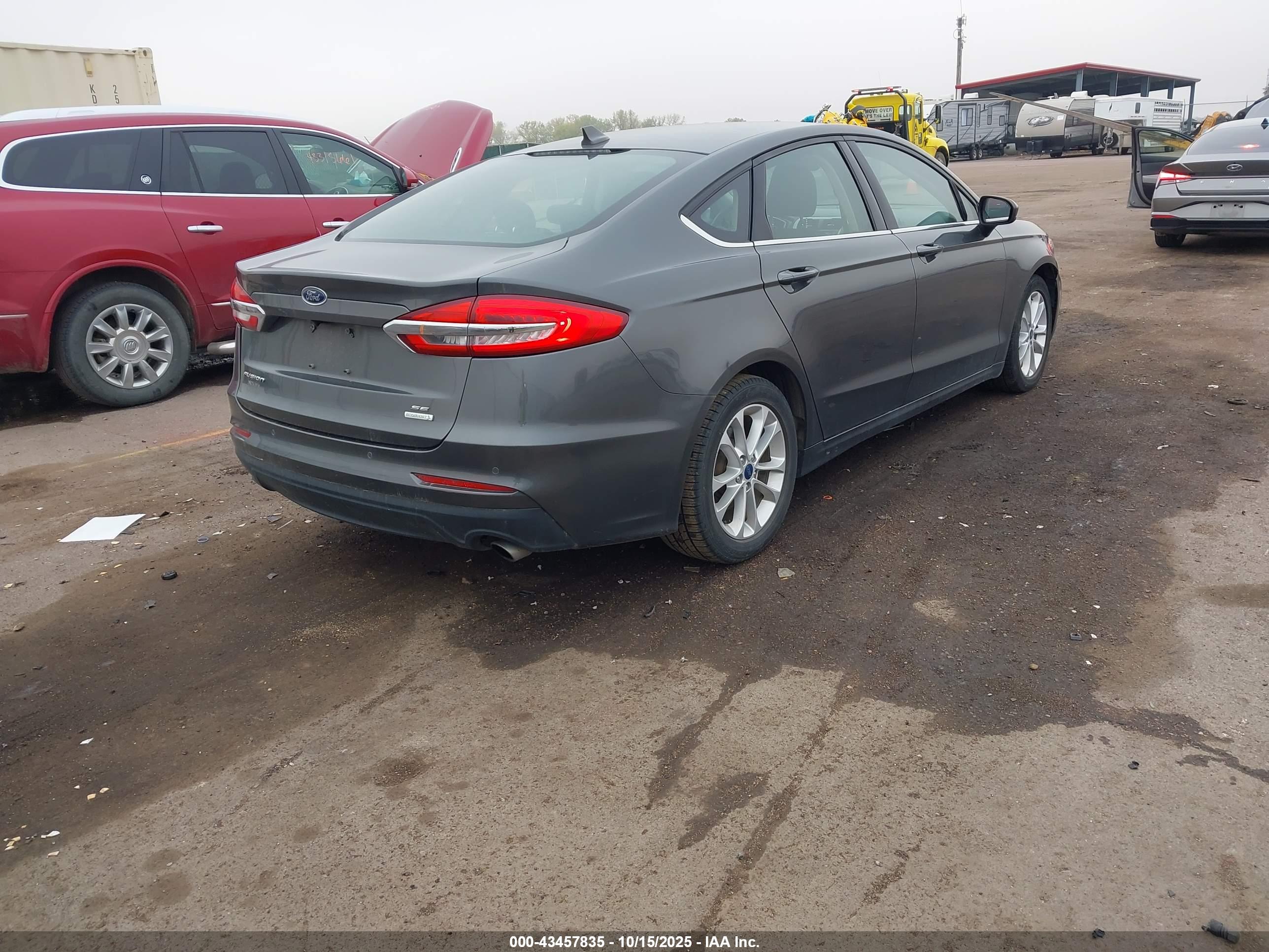 FORD FUSION image 4