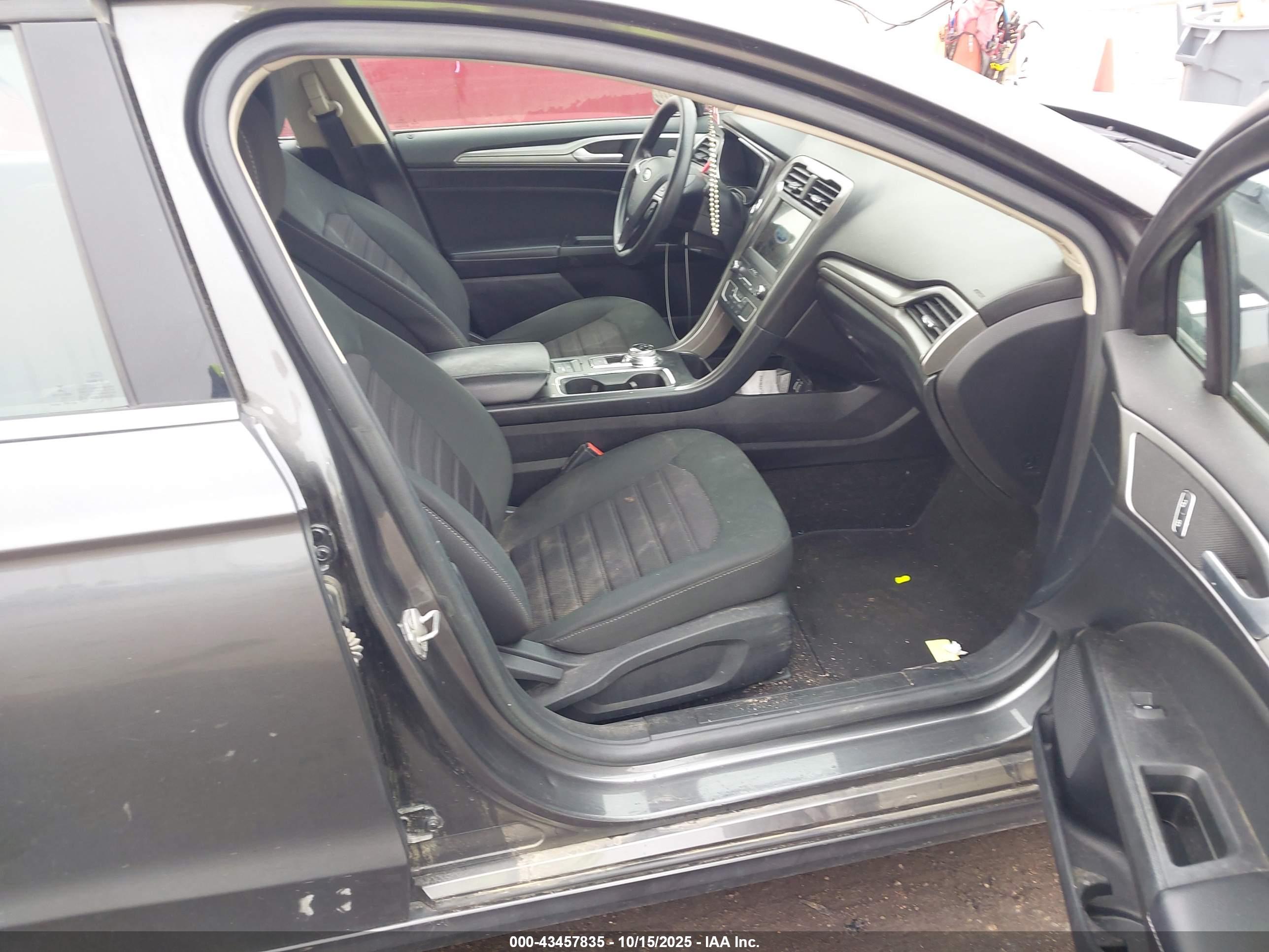 FORD FUSION image 5