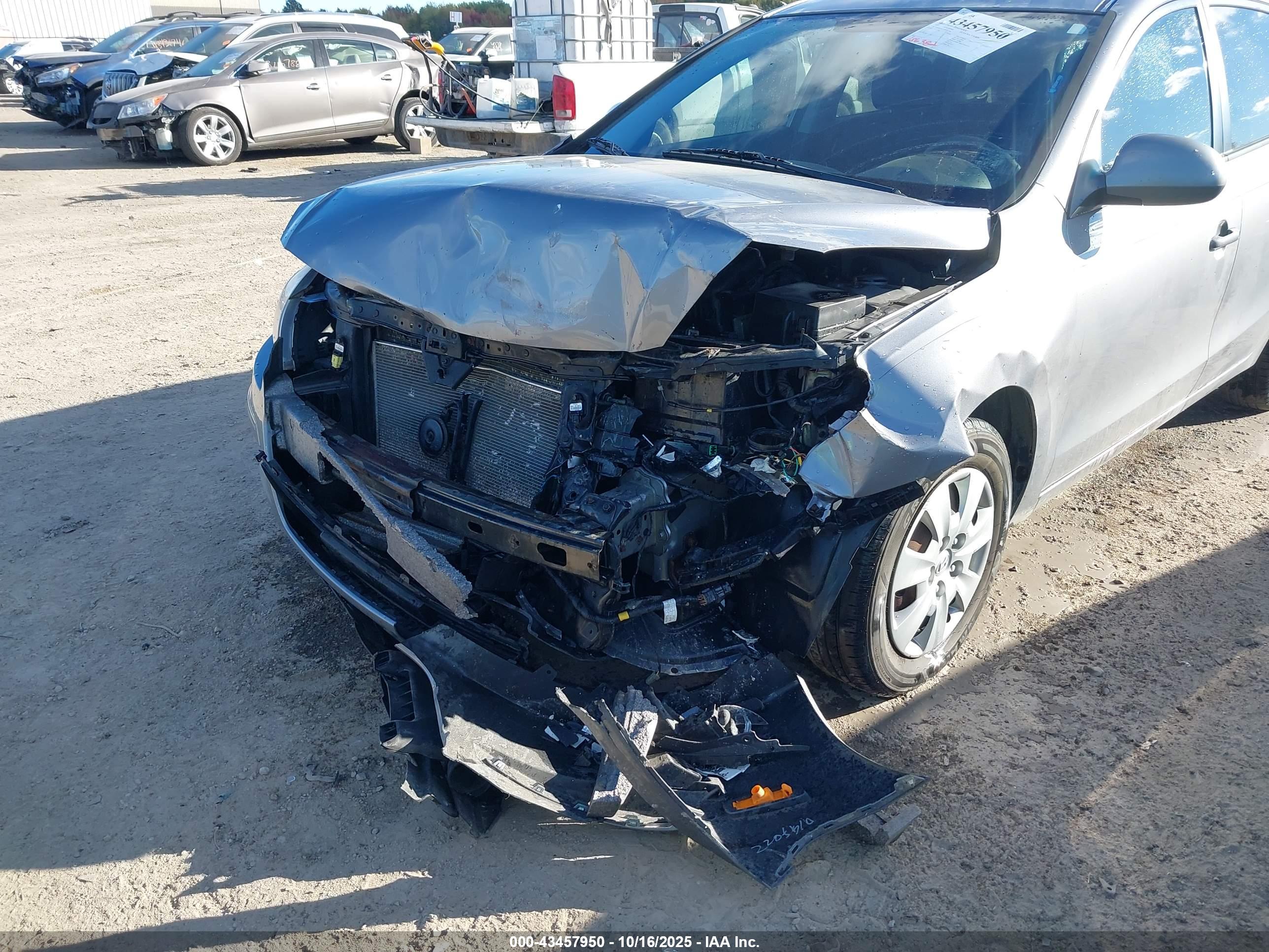 HYUNDAI ELANTRA image 6