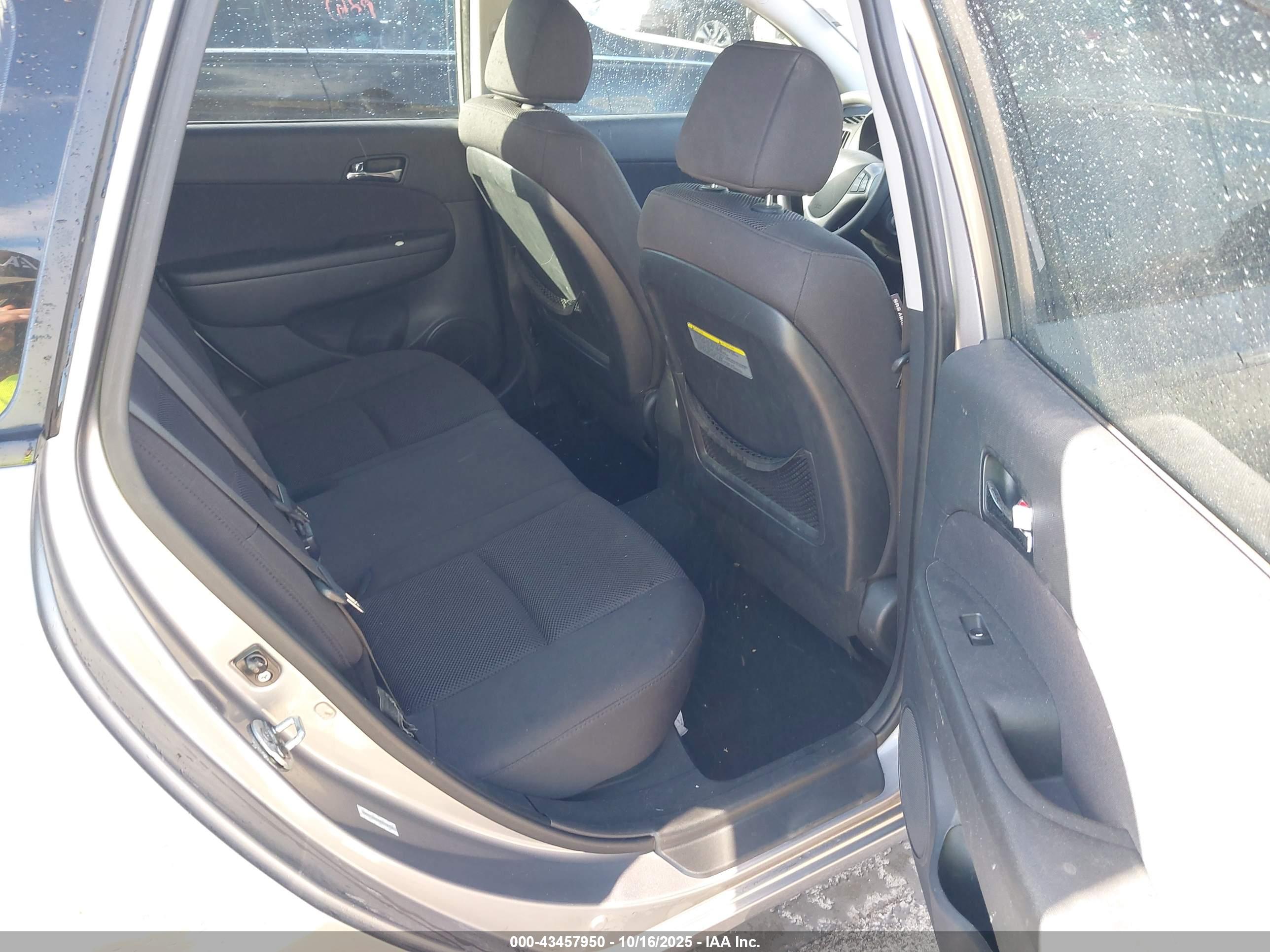 HYUNDAI ELANTRA image 8