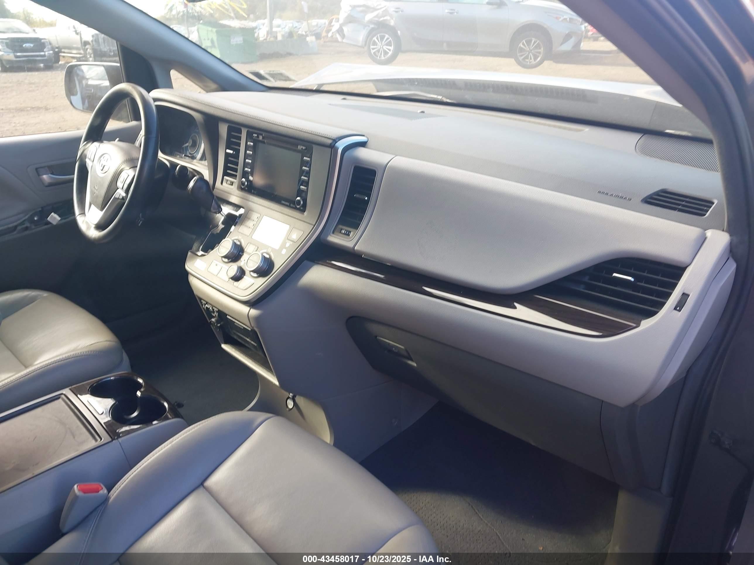TOYOTA SIENNA image 5