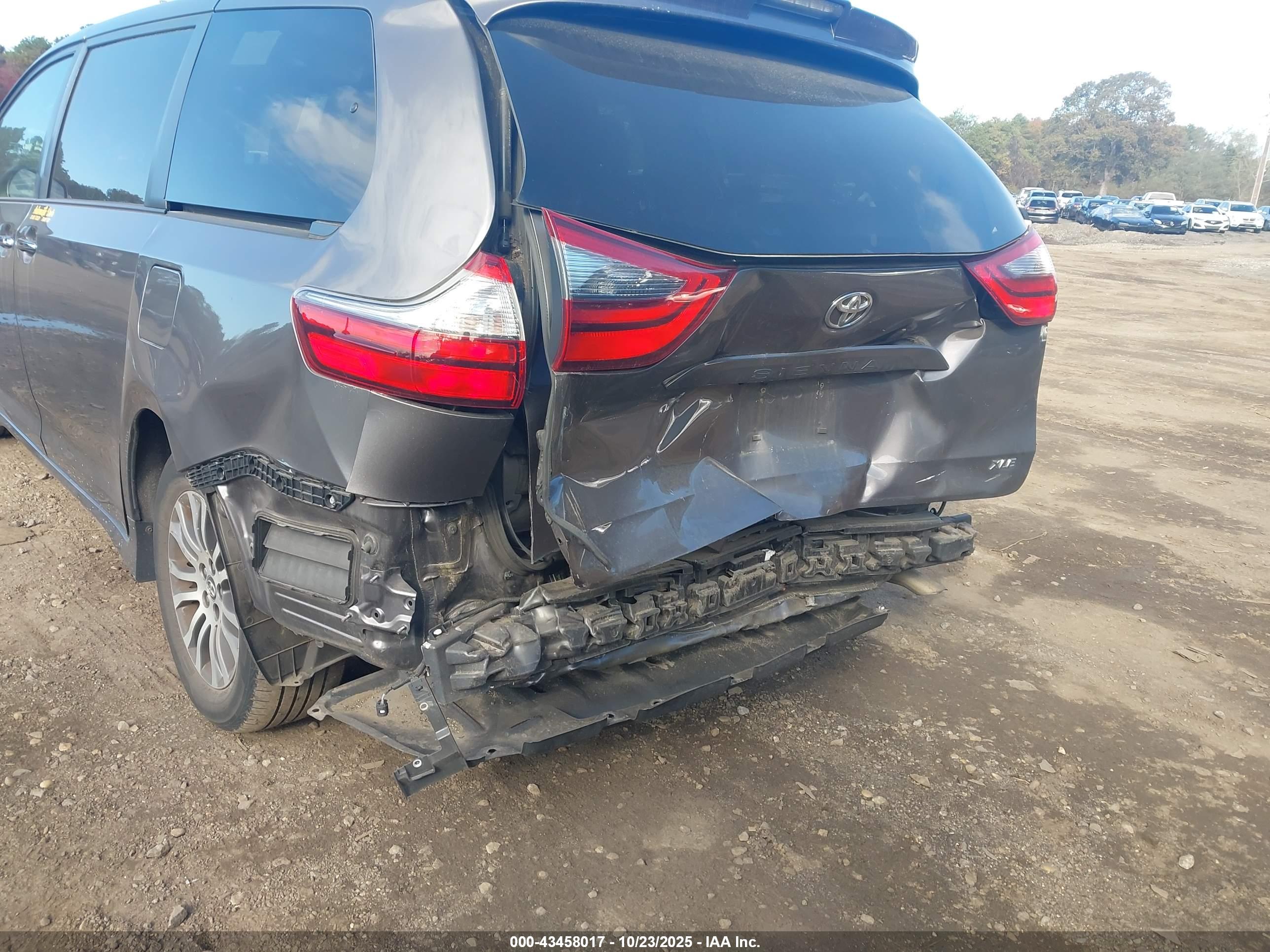 TOYOTA SIENNA image 6