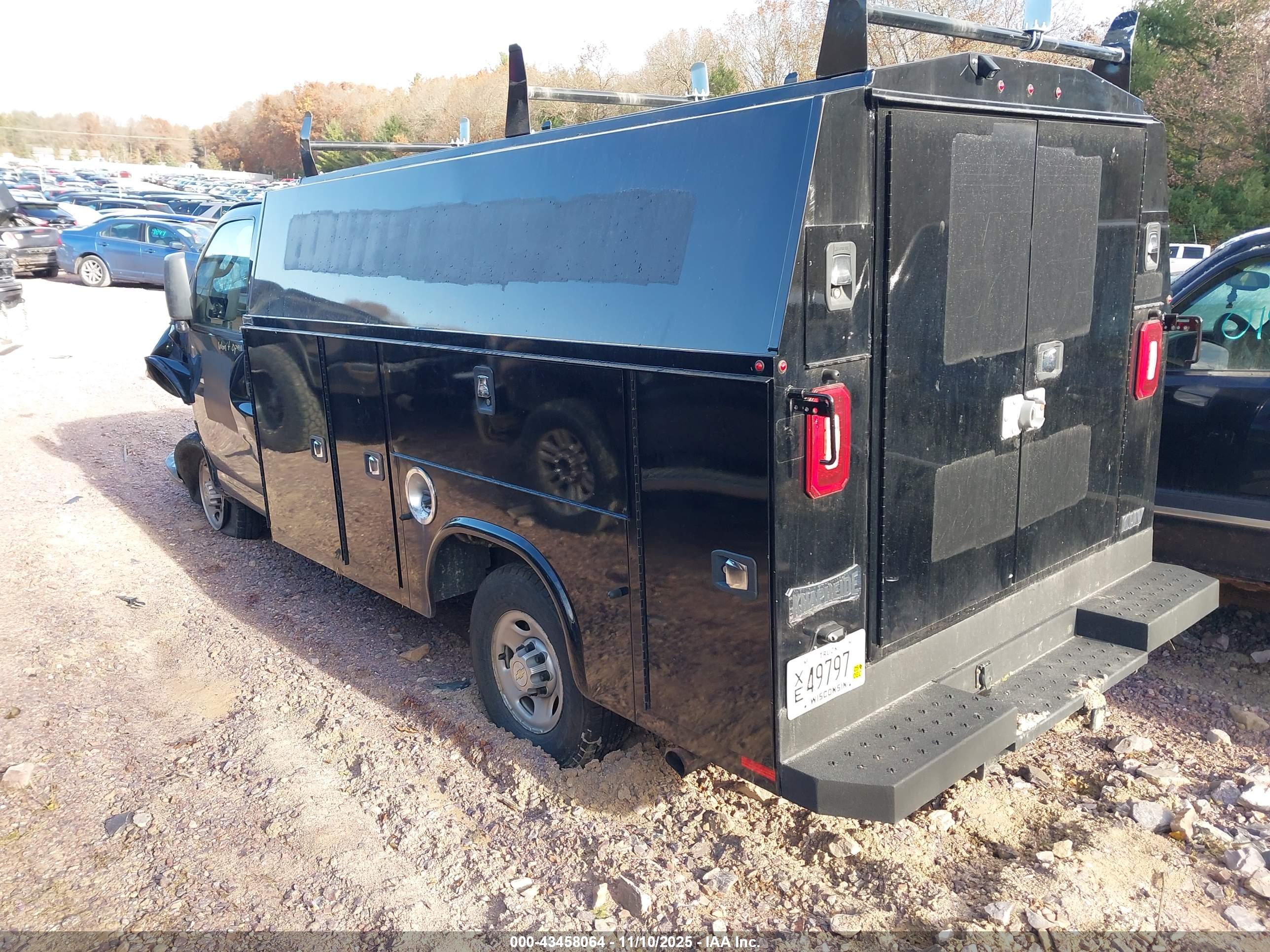 CHEVROLET EXPRESS image 3