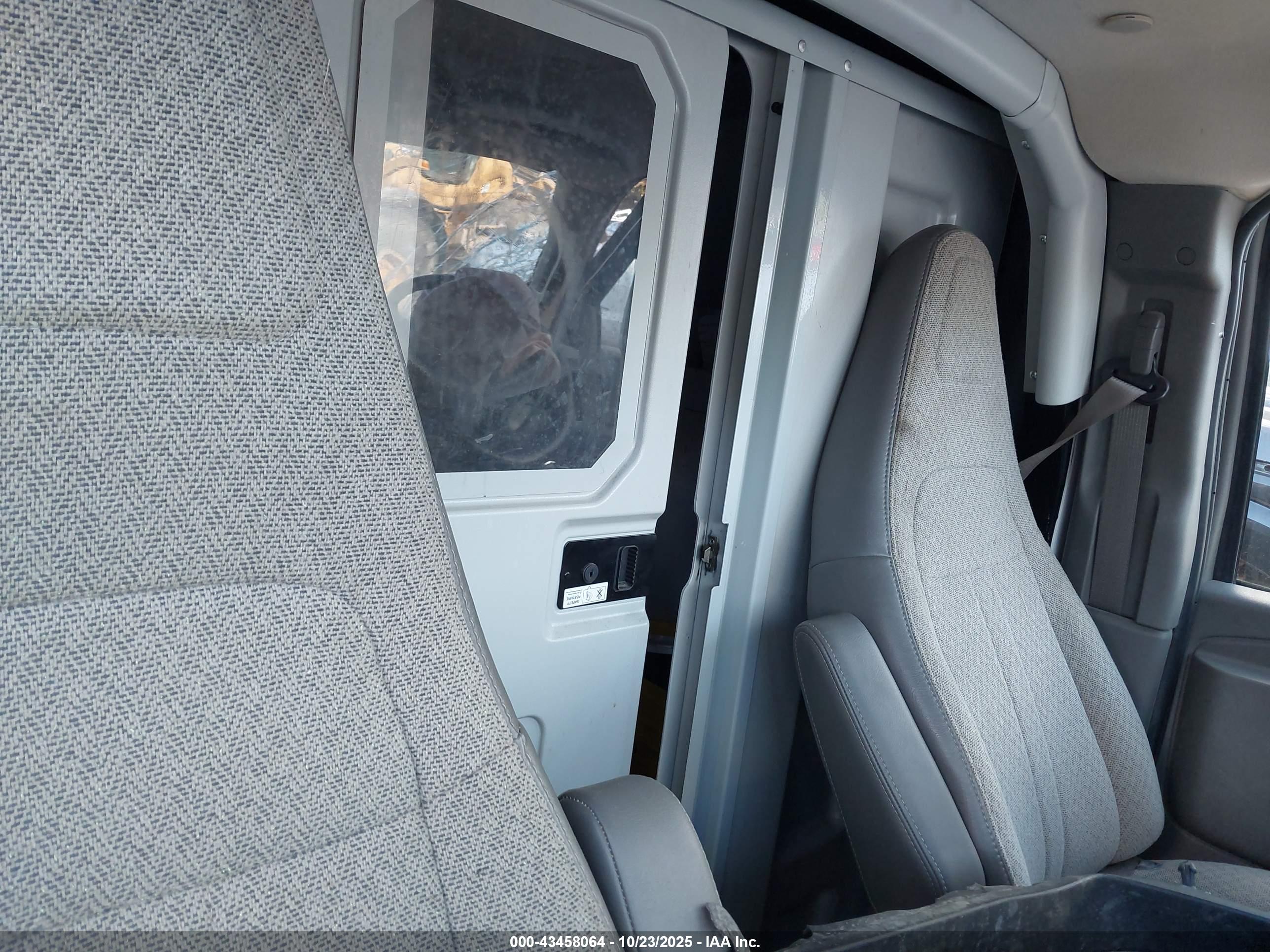 CHEVROLET EXPRESS image 7