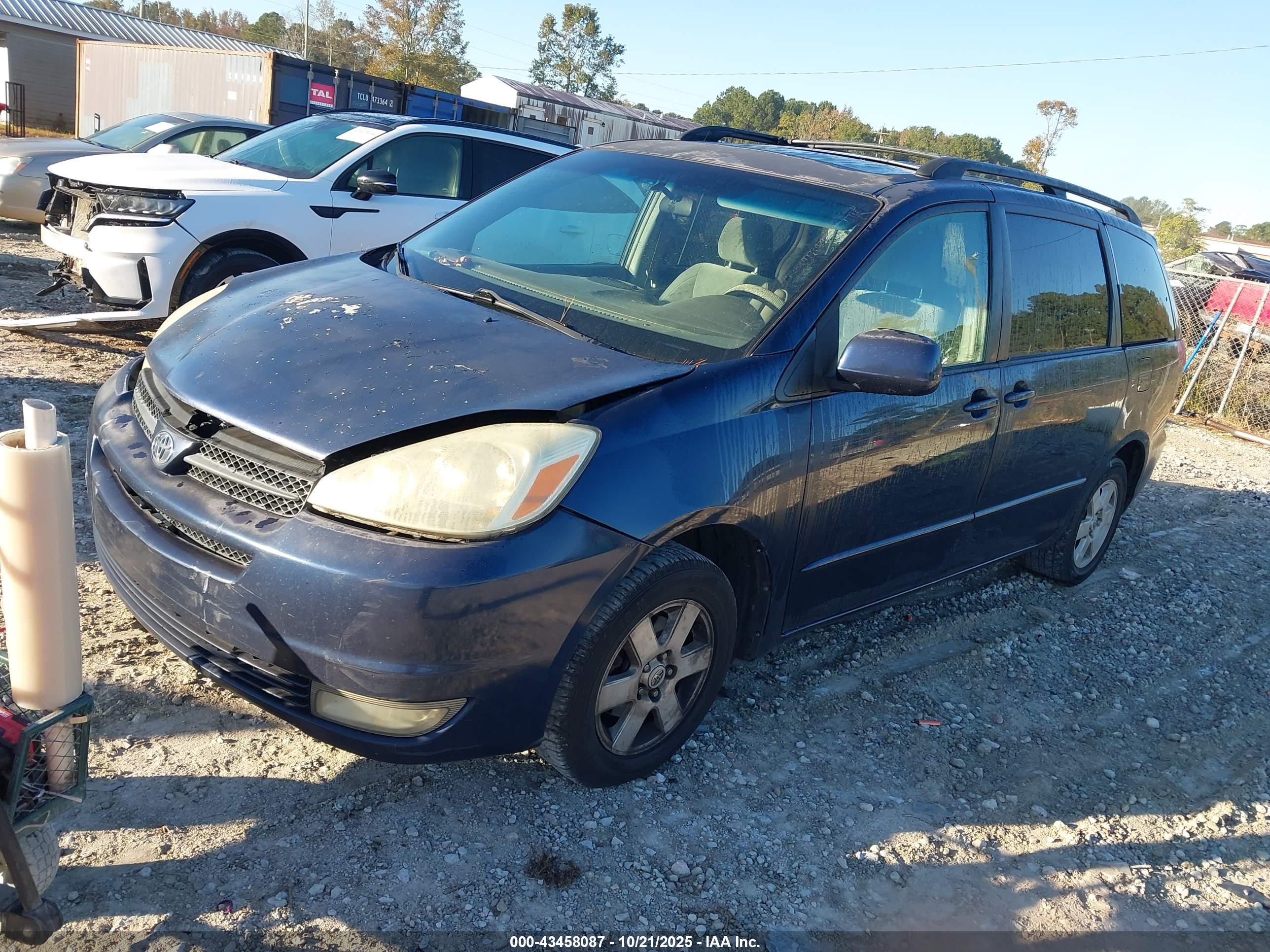 TOYOTA SIENNA image 2