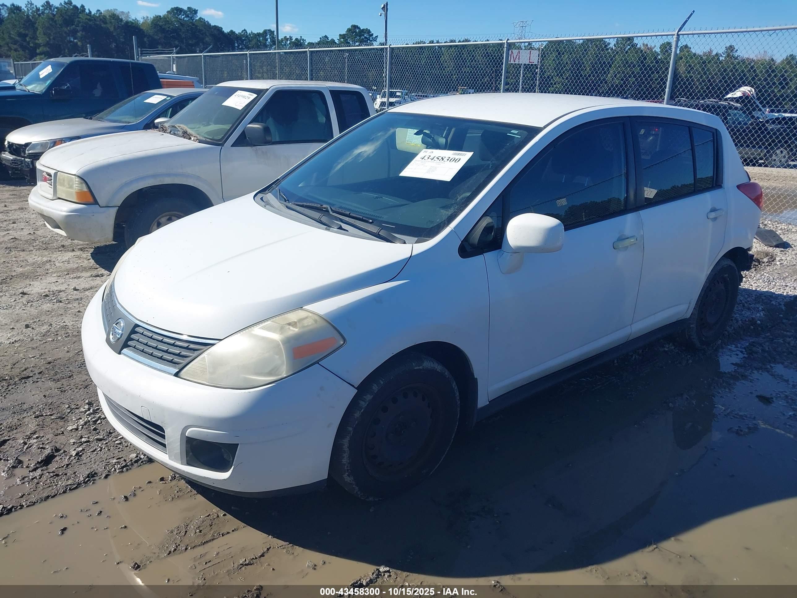 NISSAN VERSA image 2