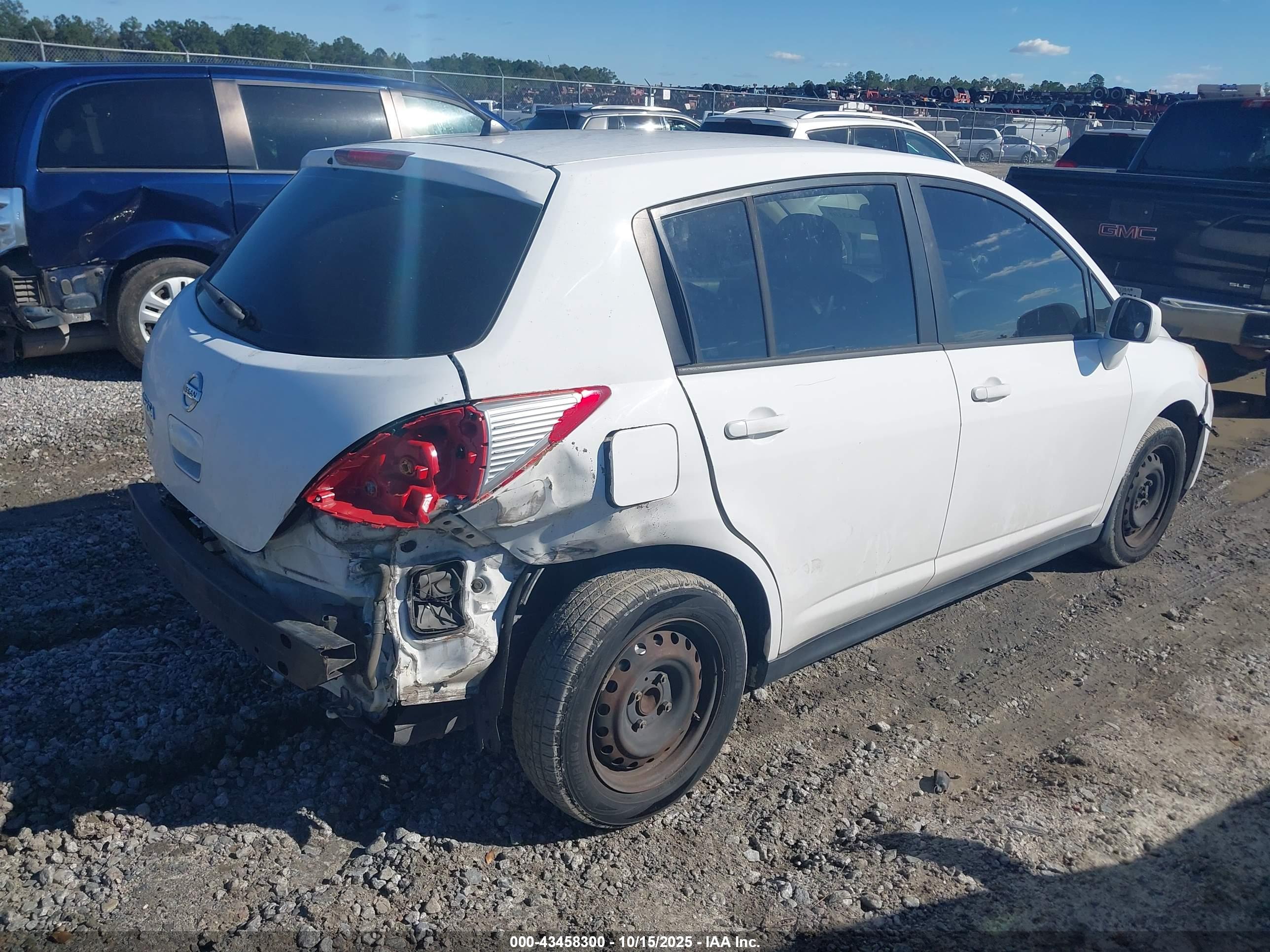 NISSAN VERSA image 4