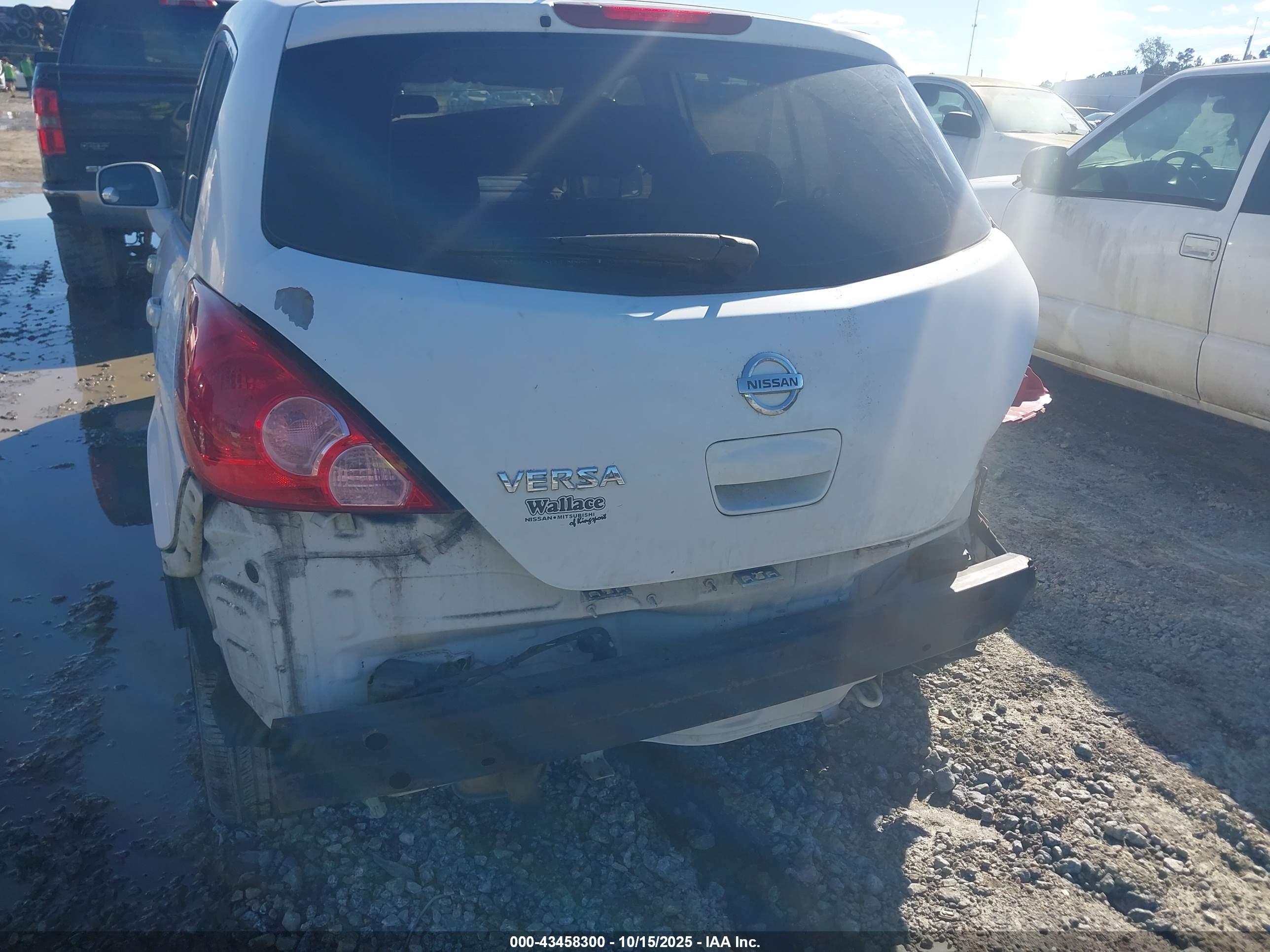 NISSAN VERSA image 6