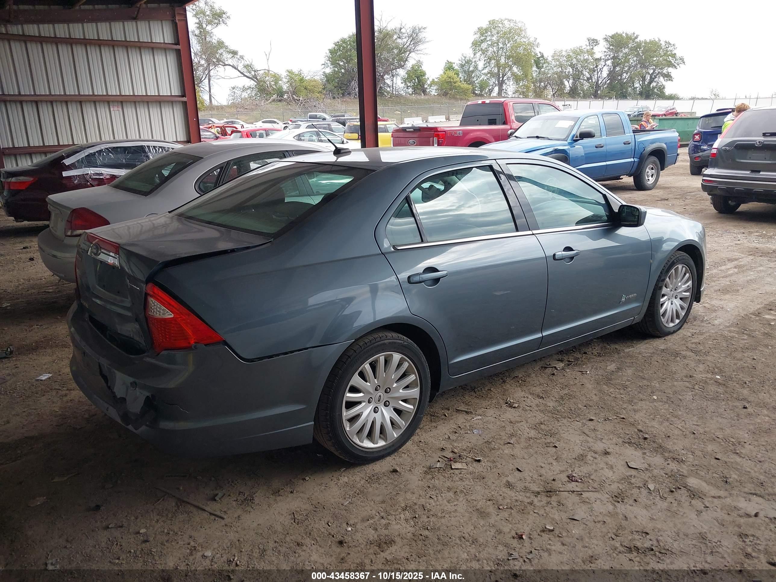 FORD FUSION image 4