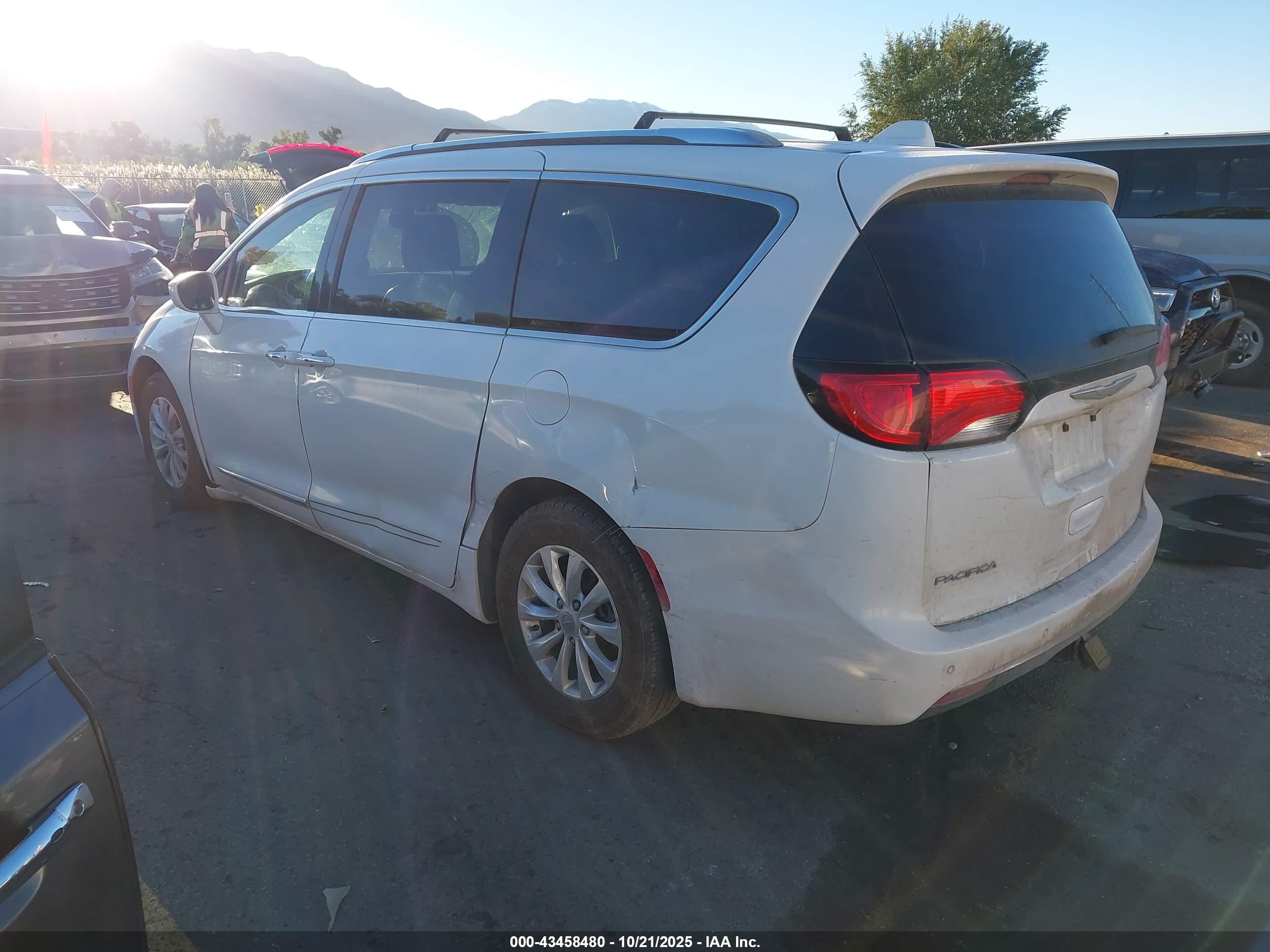 CHRYSLER PACIFICA image 3