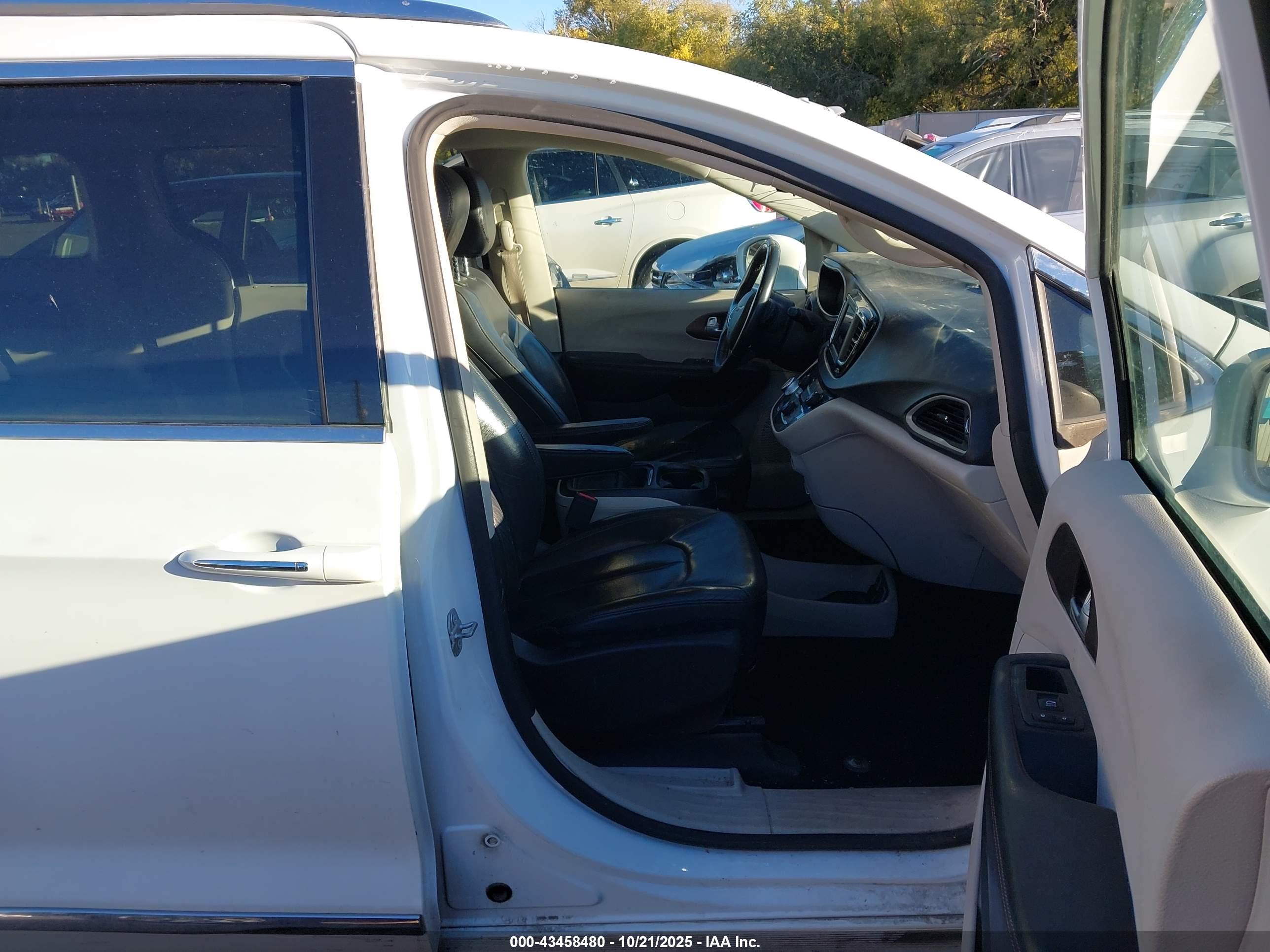 CHRYSLER PACIFICA image 5
