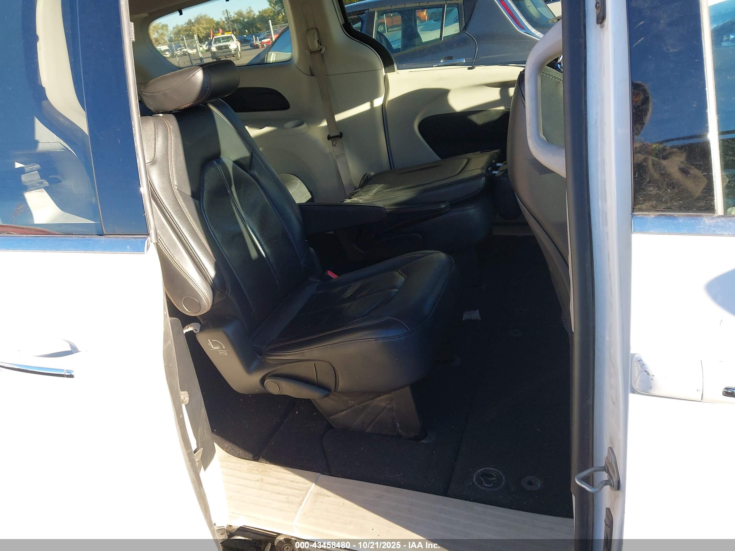 CHRYSLER PACIFICA image 8