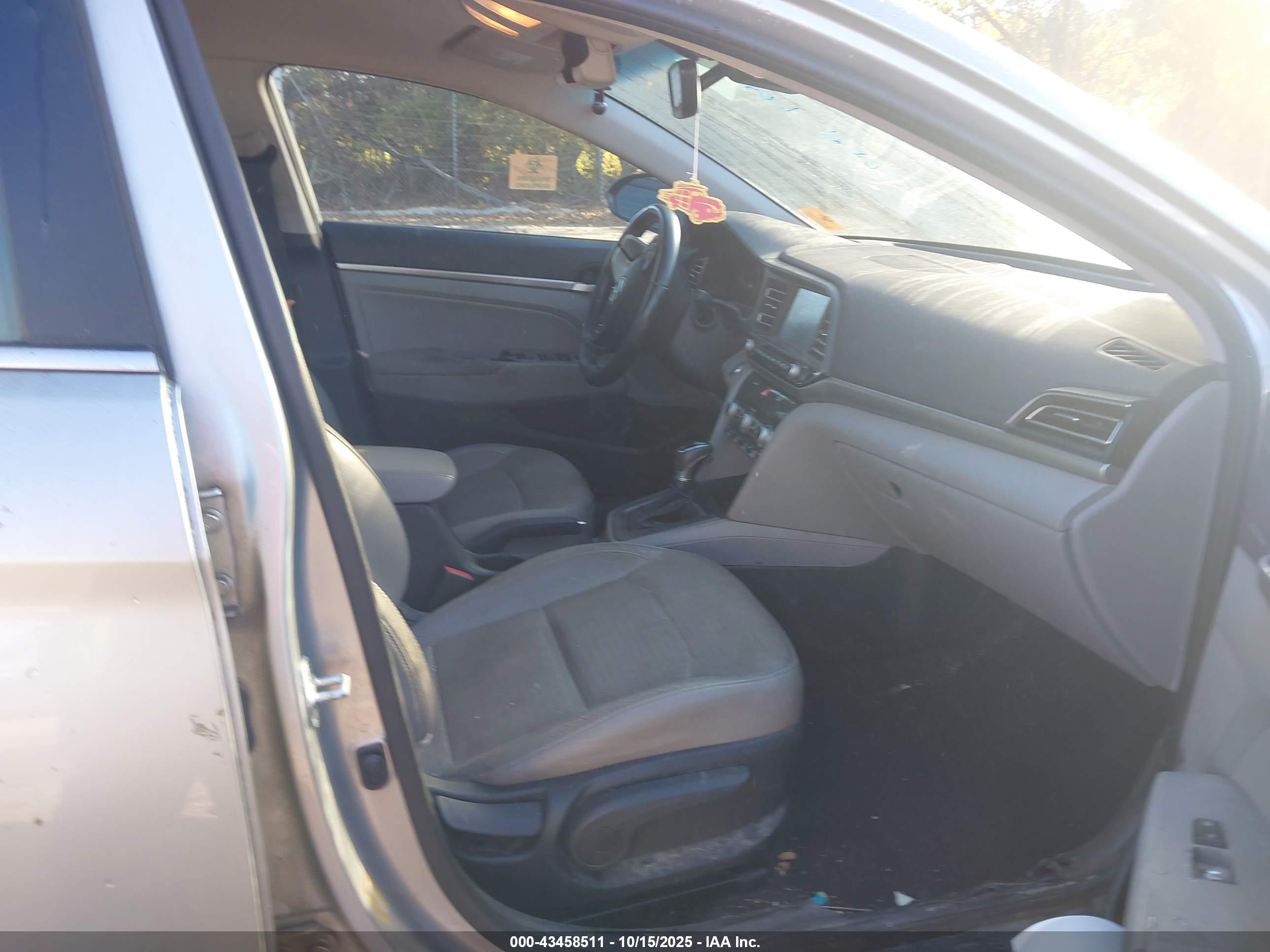 HYUNDAI ELANTRA image 5