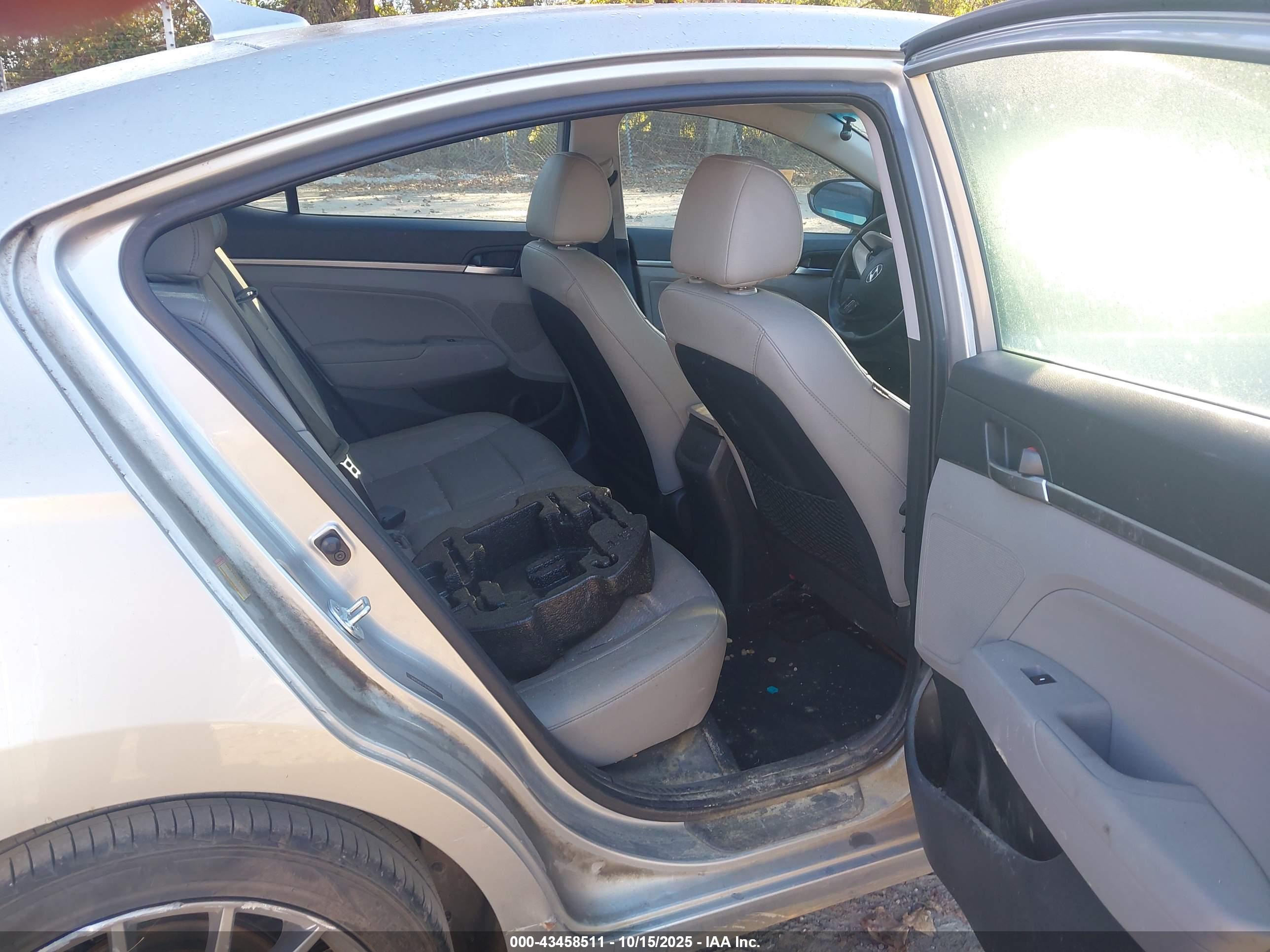 HYUNDAI ELANTRA image 8