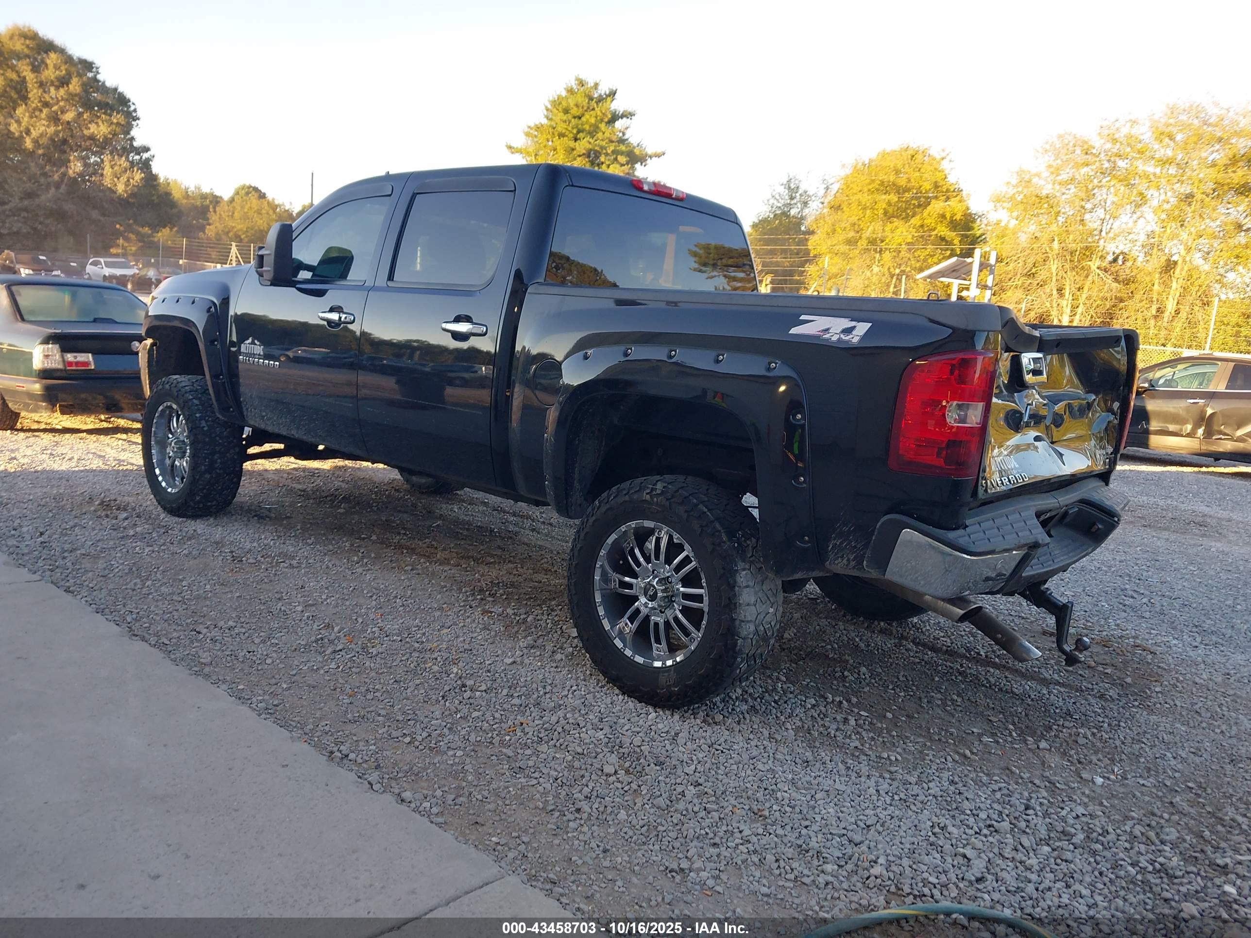 CHEVROLET SILVERADO image 3