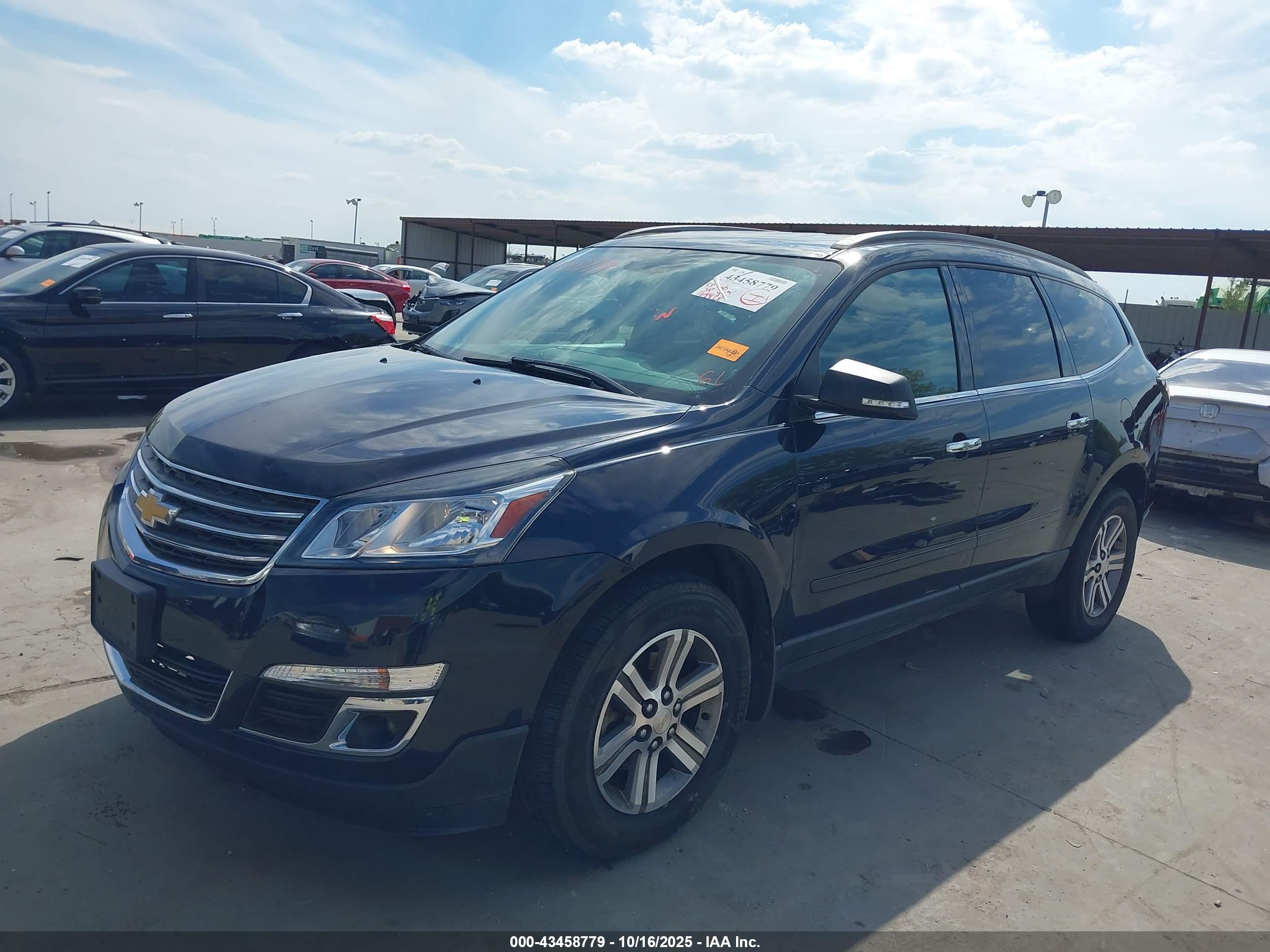 CHEVROLET TRAVERSE image 2