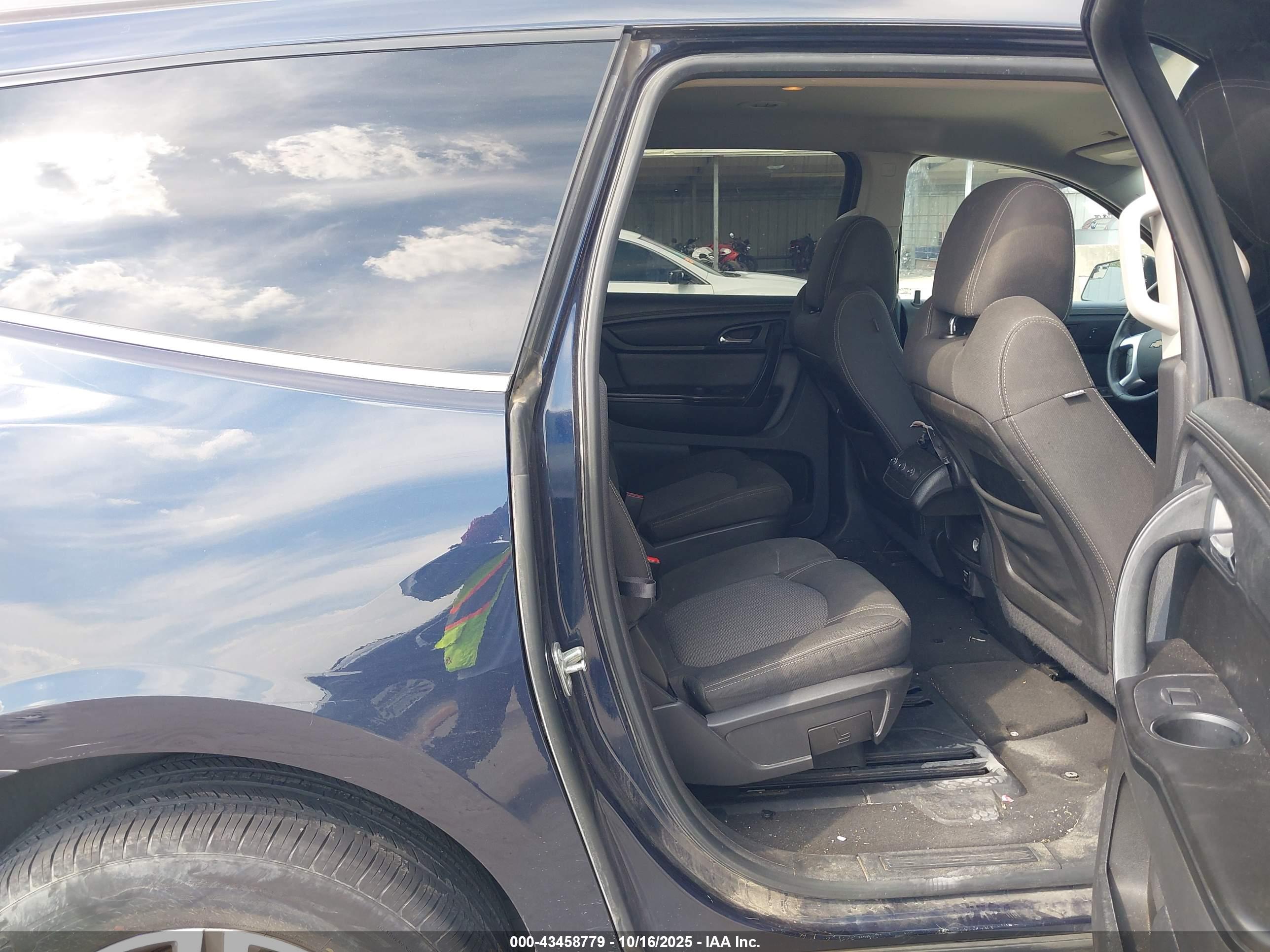 CHEVROLET TRAVERSE image 8