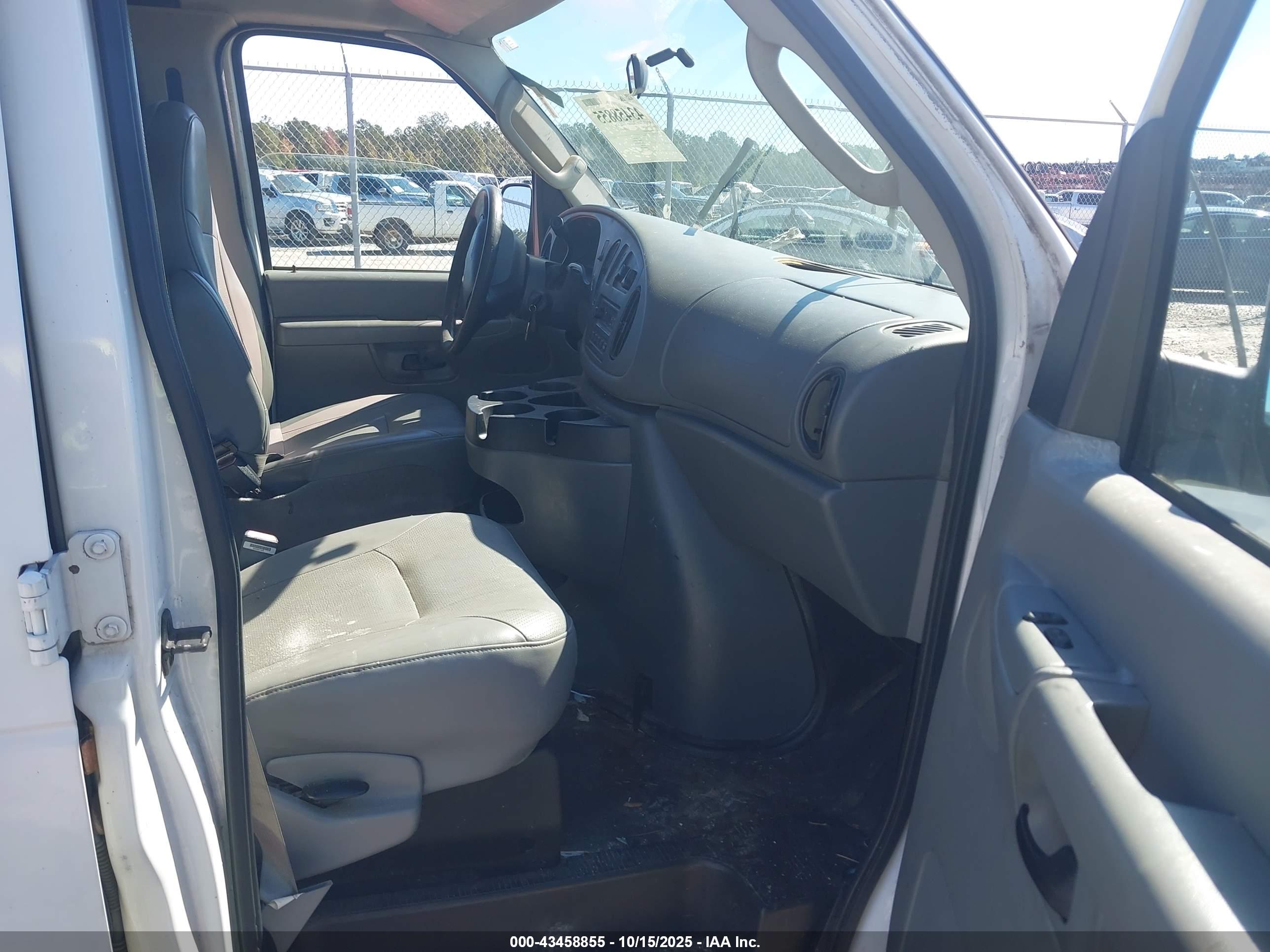 FORD E-150 image 5