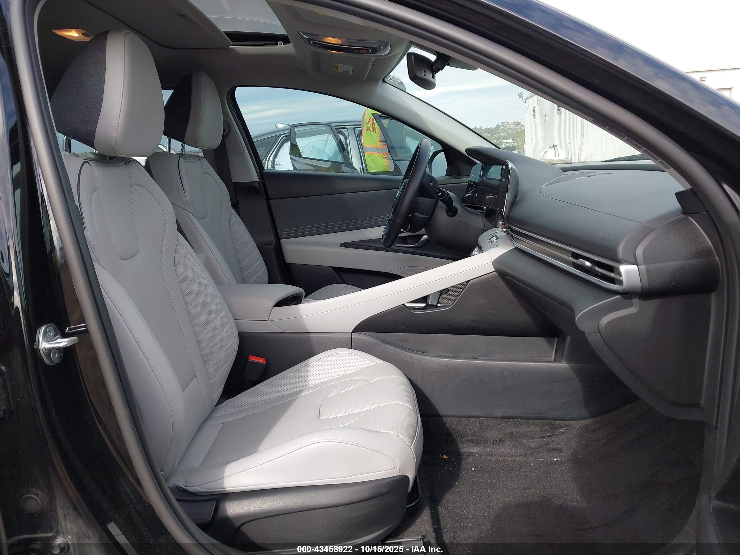 HYUNDAI ELANTRA image 5