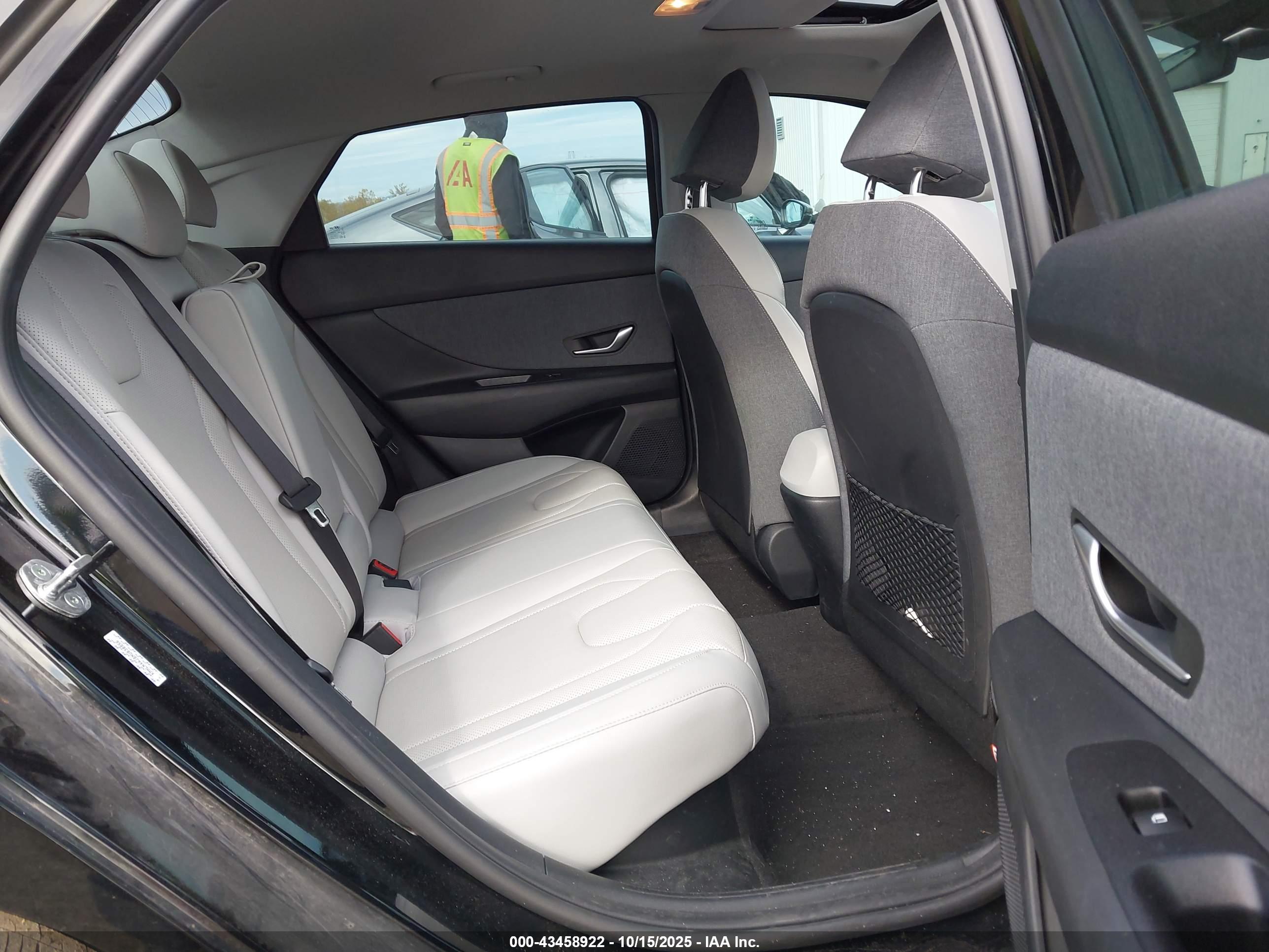 HYUNDAI ELANTRA image 8