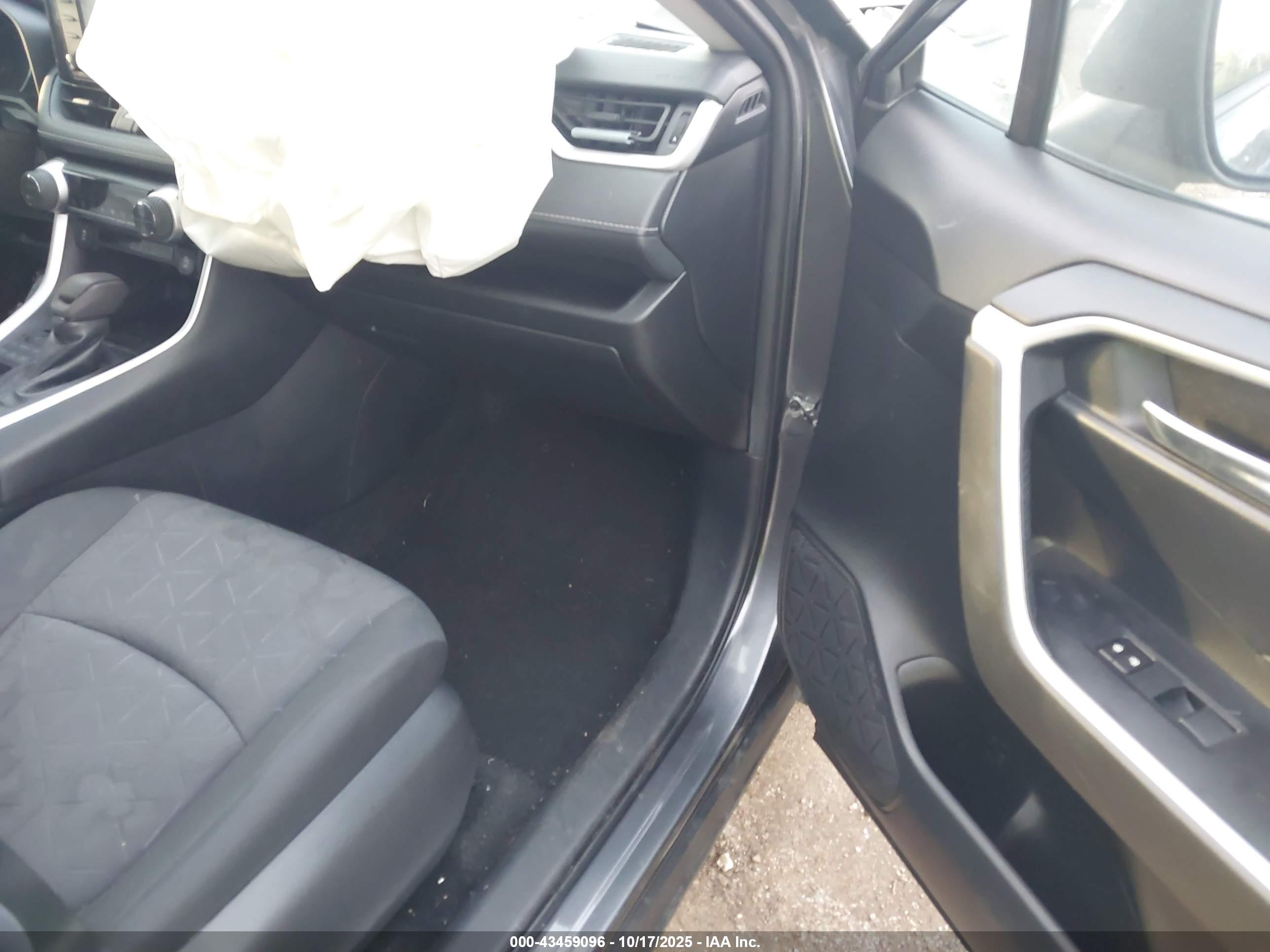 TOYOTA RAV4 image 5