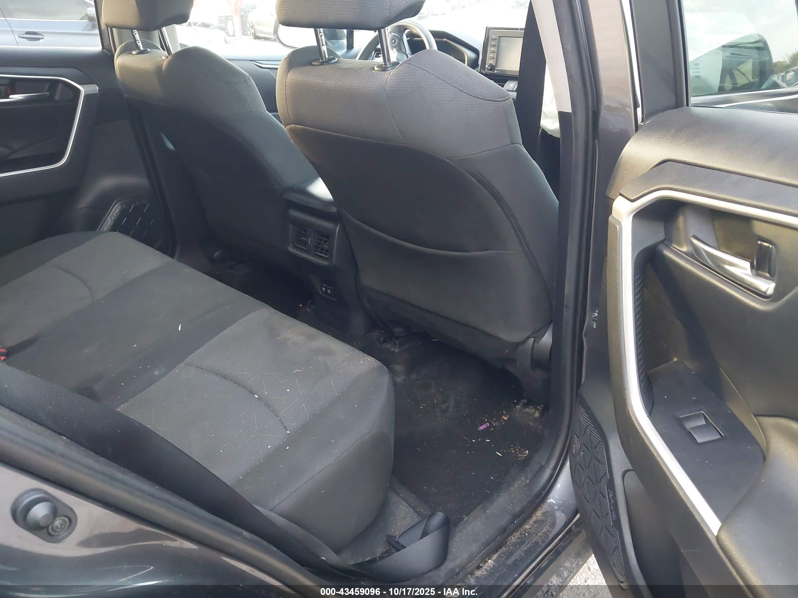 TOYOTA RAV4 image 8