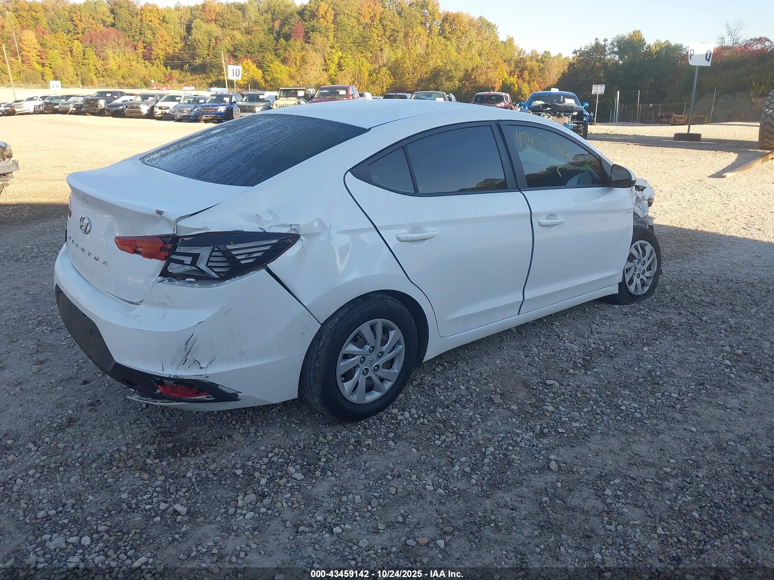 HYUNDAI ELANTRA image 4