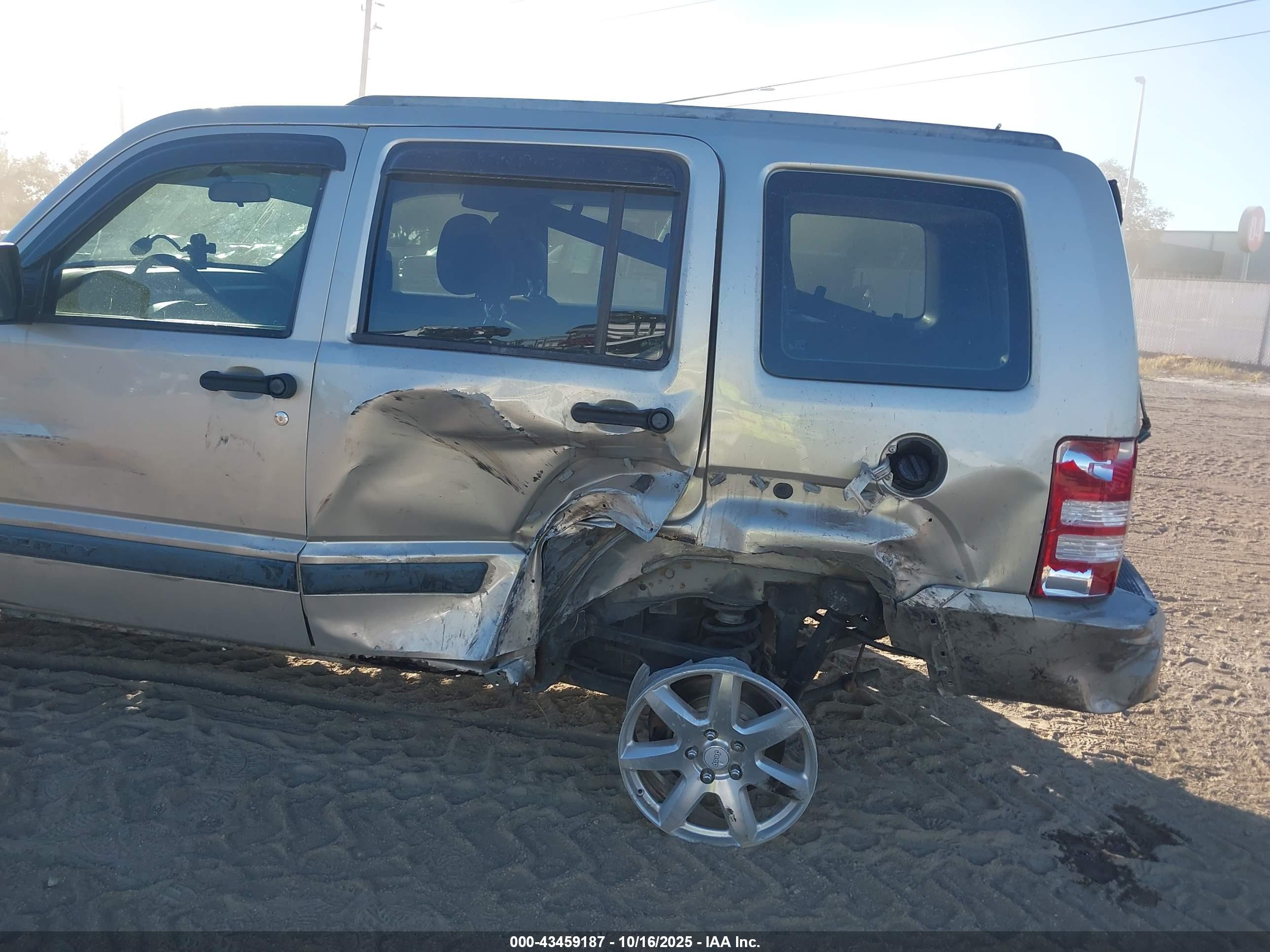 JEEP LIBERTY image 6