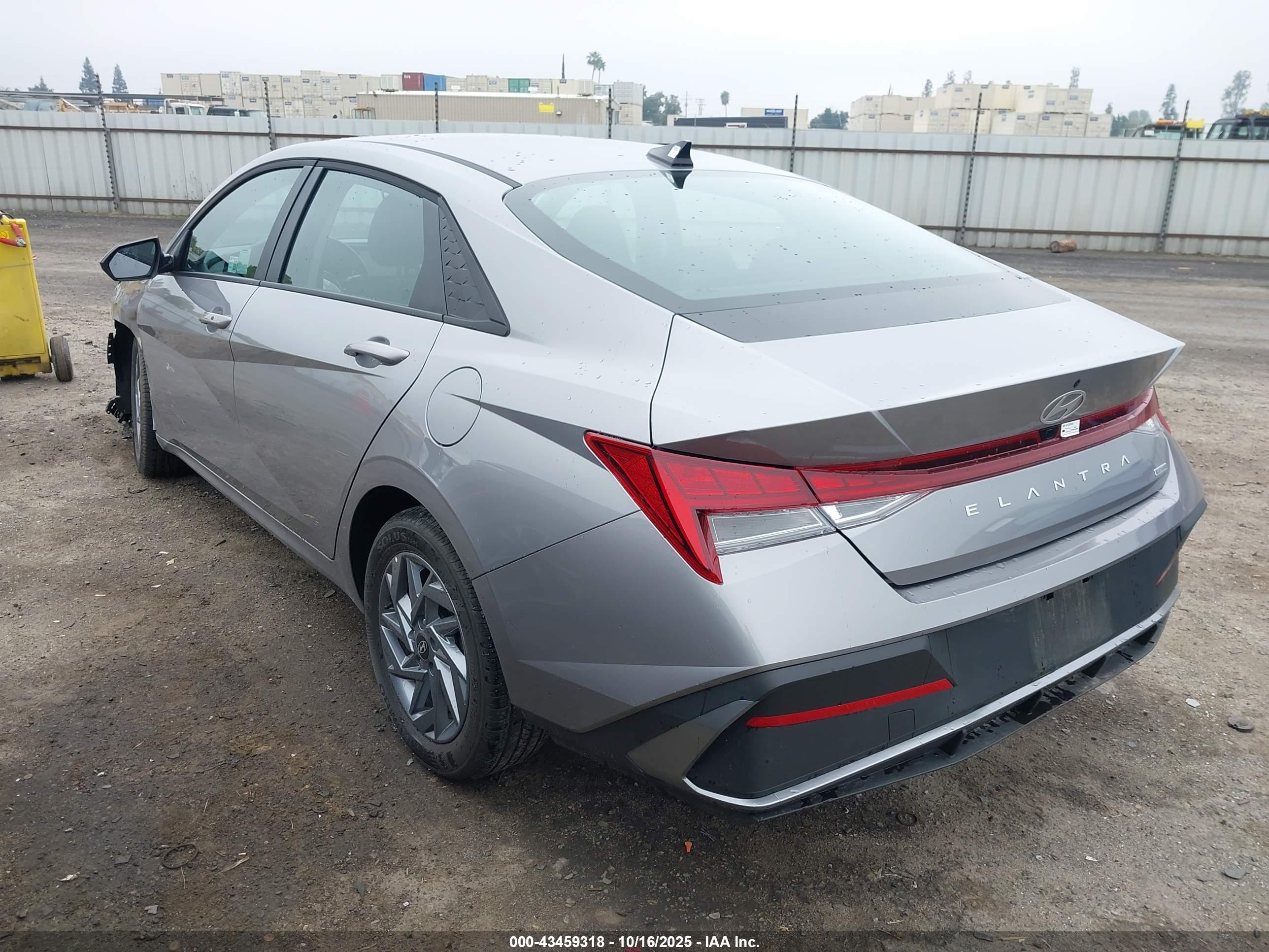 HYUNDAI ELANTRA image 3