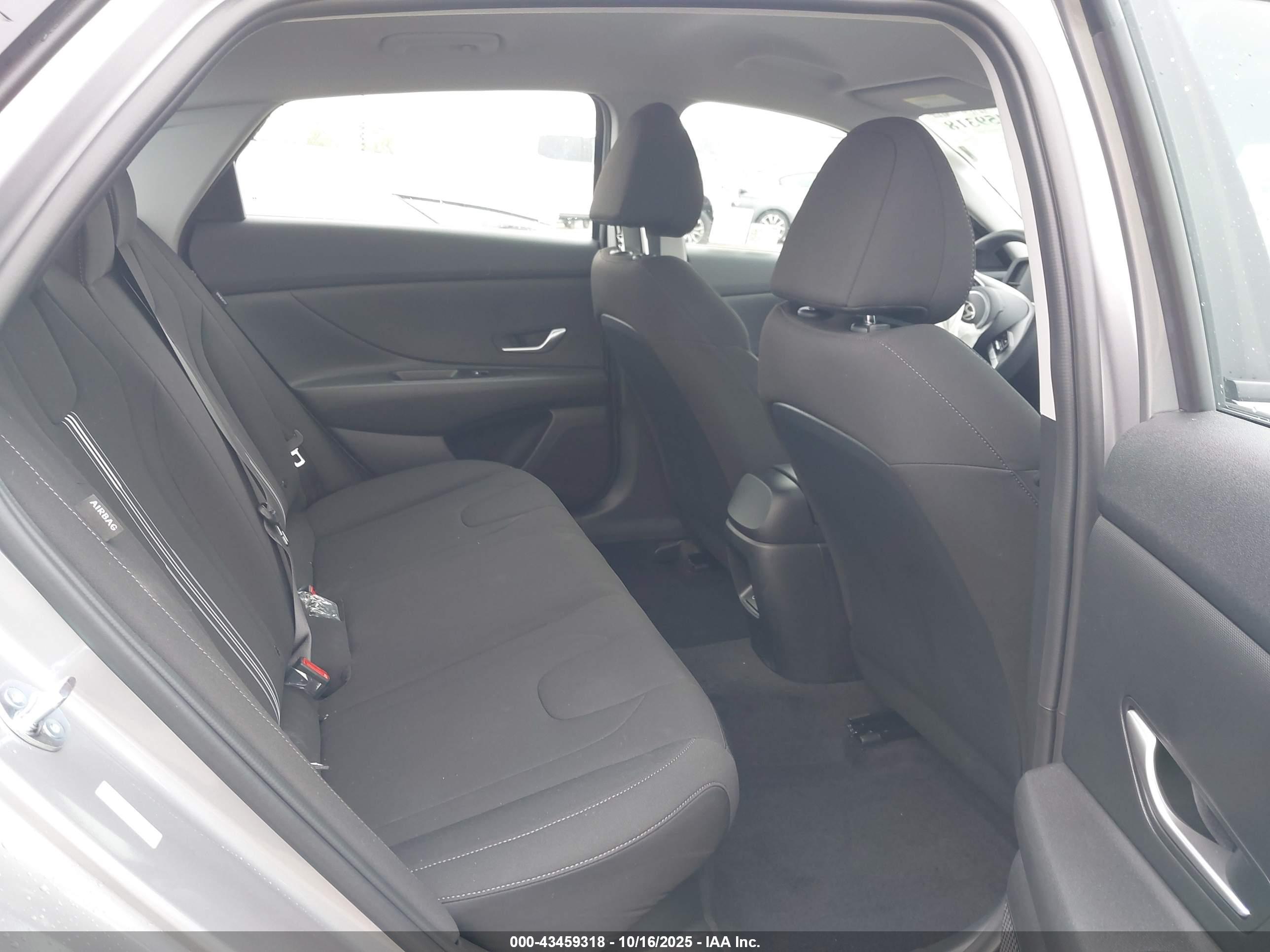 HYUNDAI ELANTRA image 8