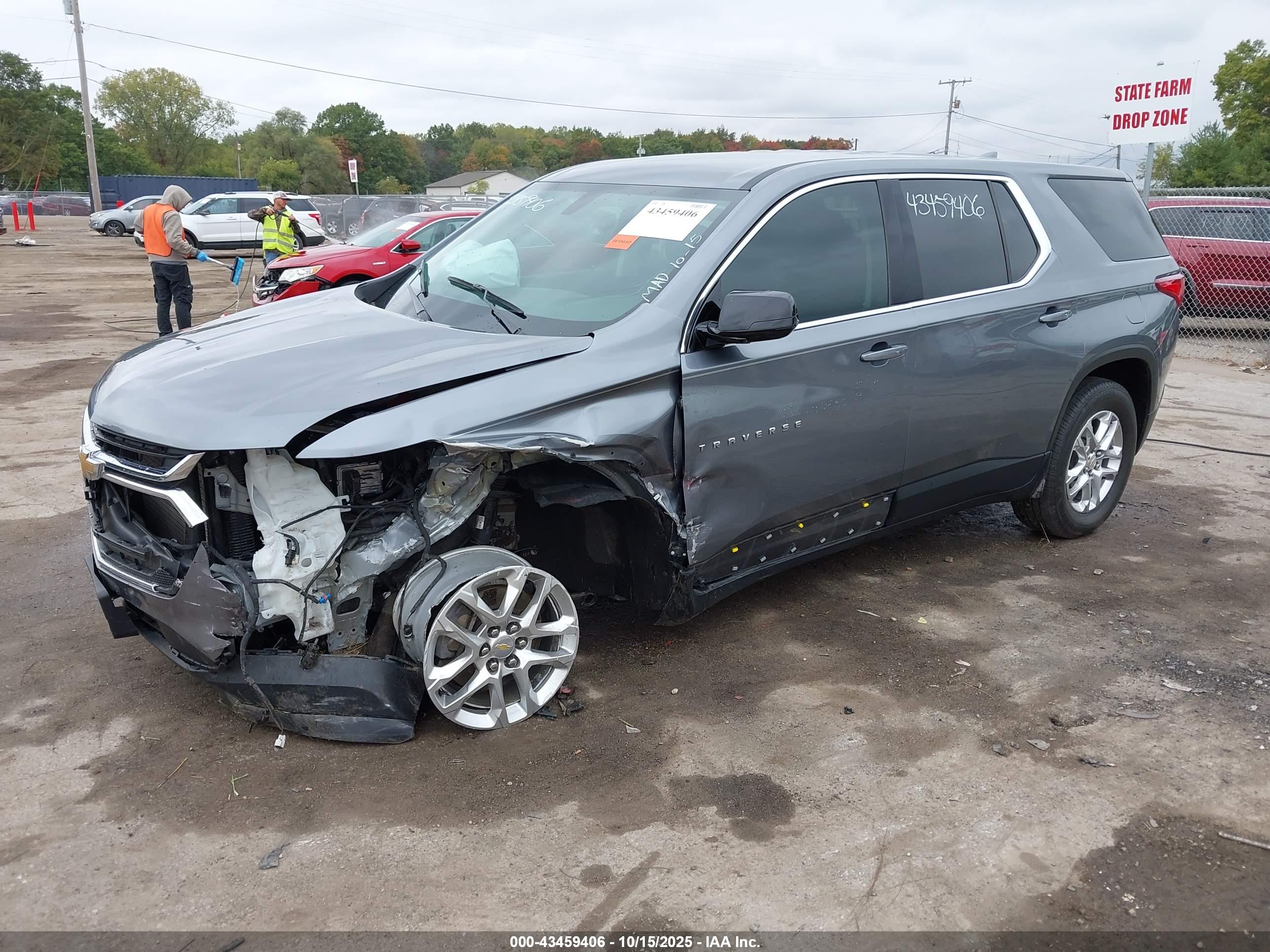 CHEVROLET TRAVERSE image 2