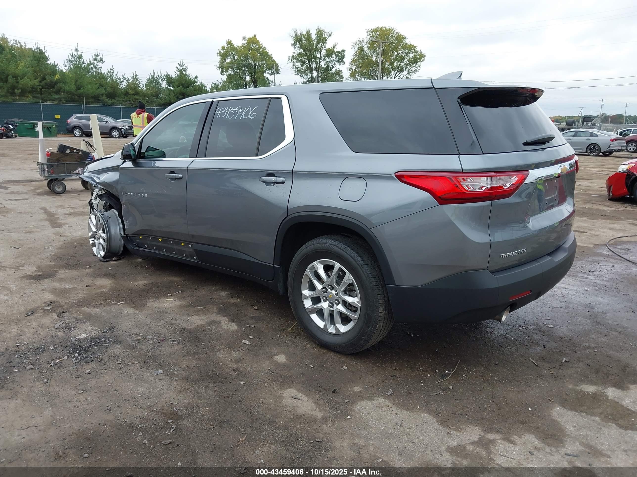 CHEVROLET TRAVERSE image 3