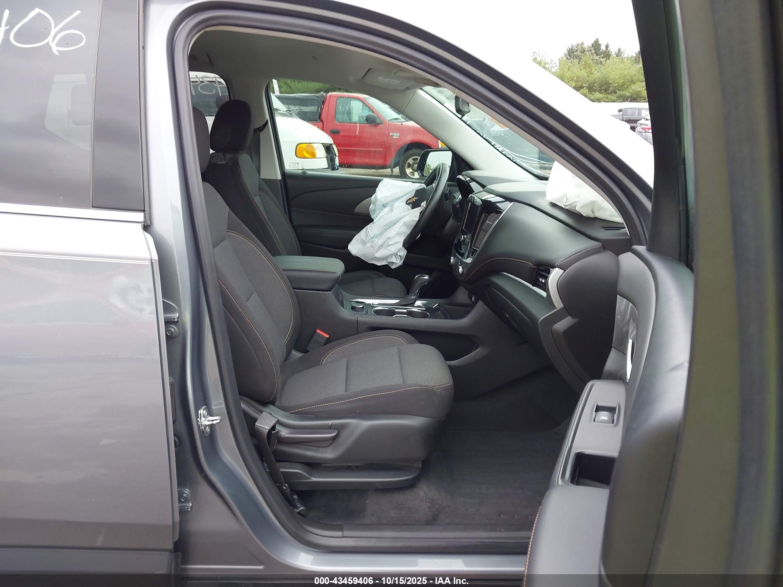 CHEVROLET TRAVERSE image 5