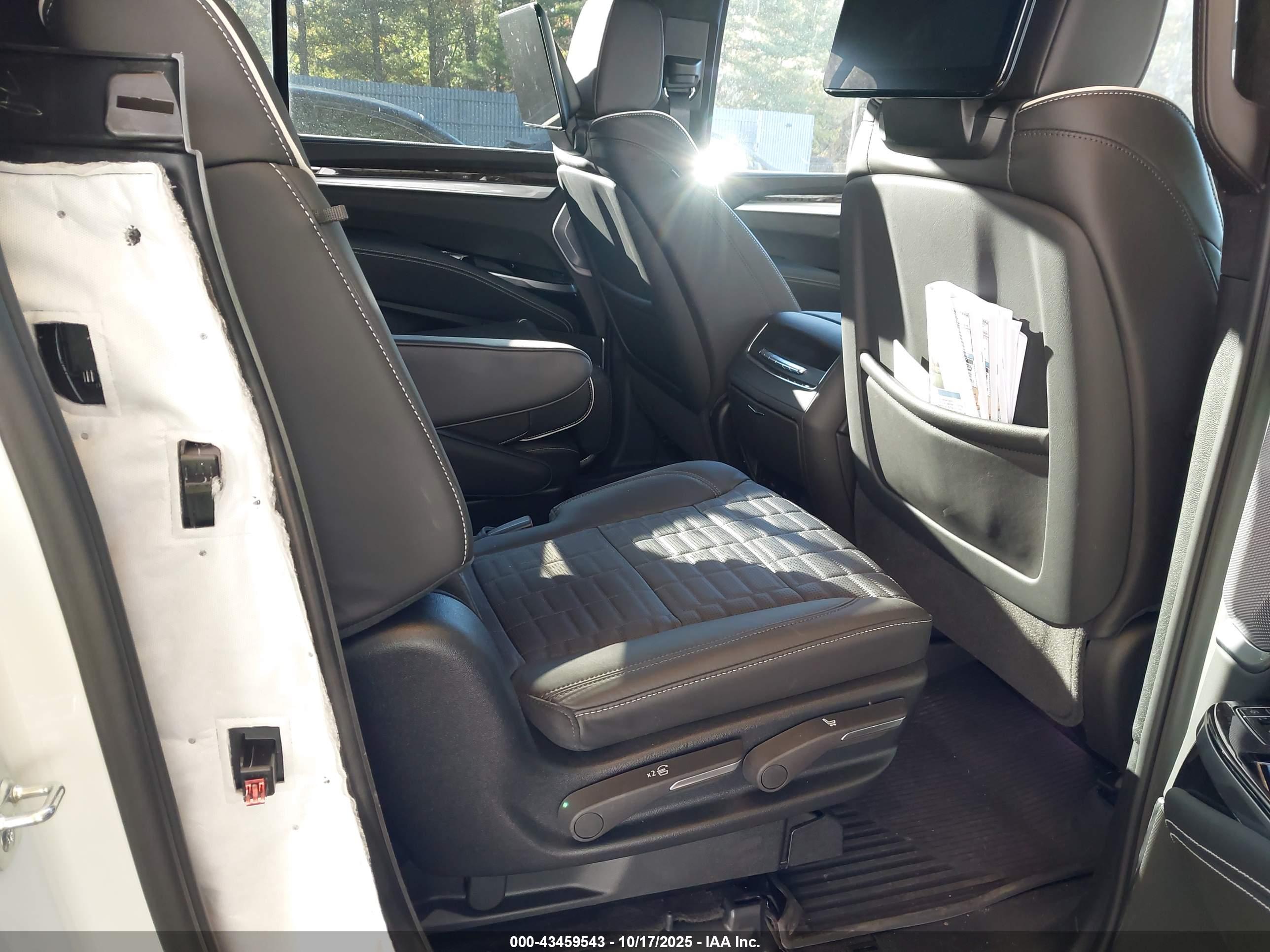 CADILLAC ESCALADE image 8