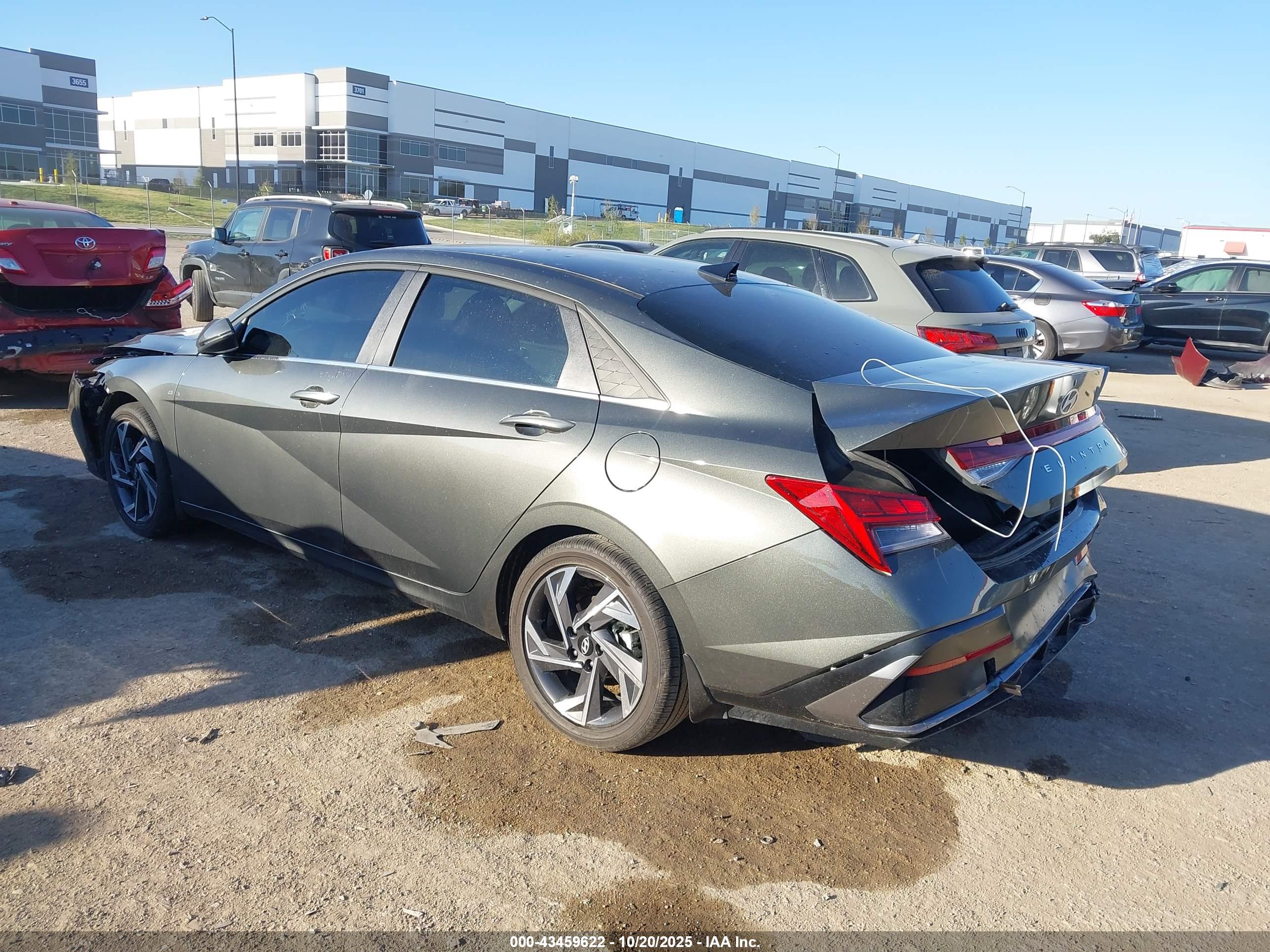 HYUNDAI ELANTRA image 3