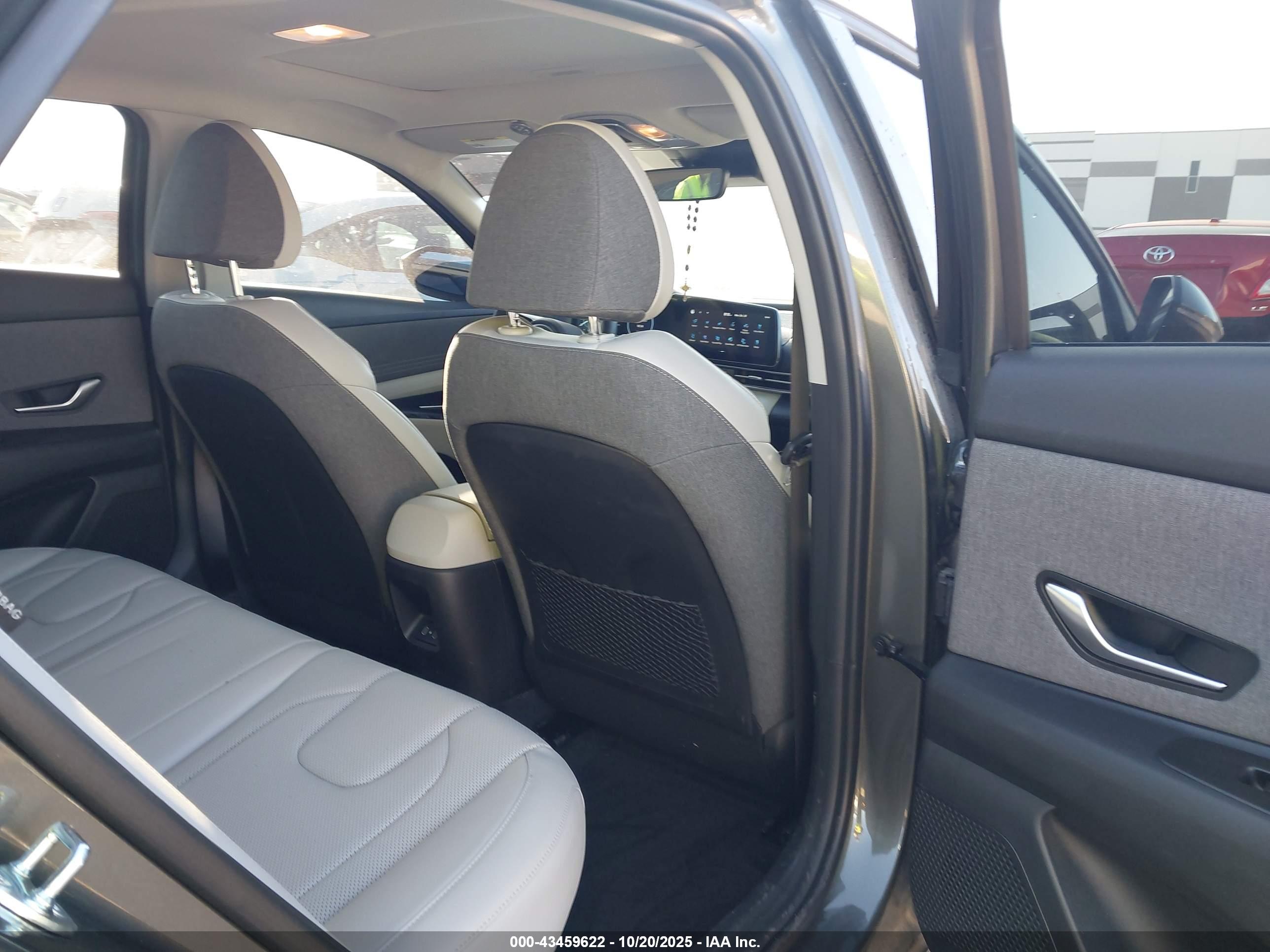 HYUNDAI ELANTRA image 8