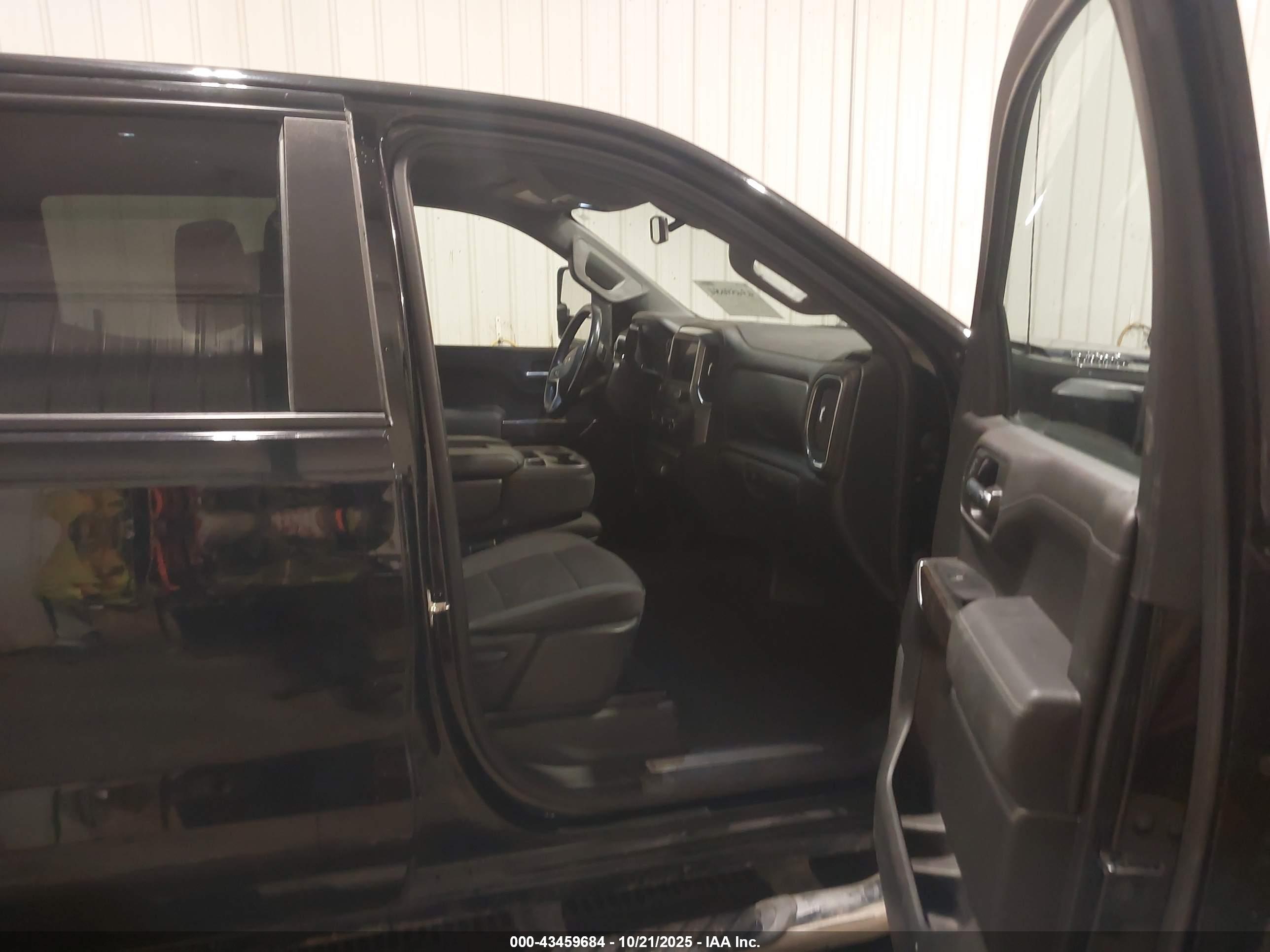 CHEVROLET SILVERADO image 5
