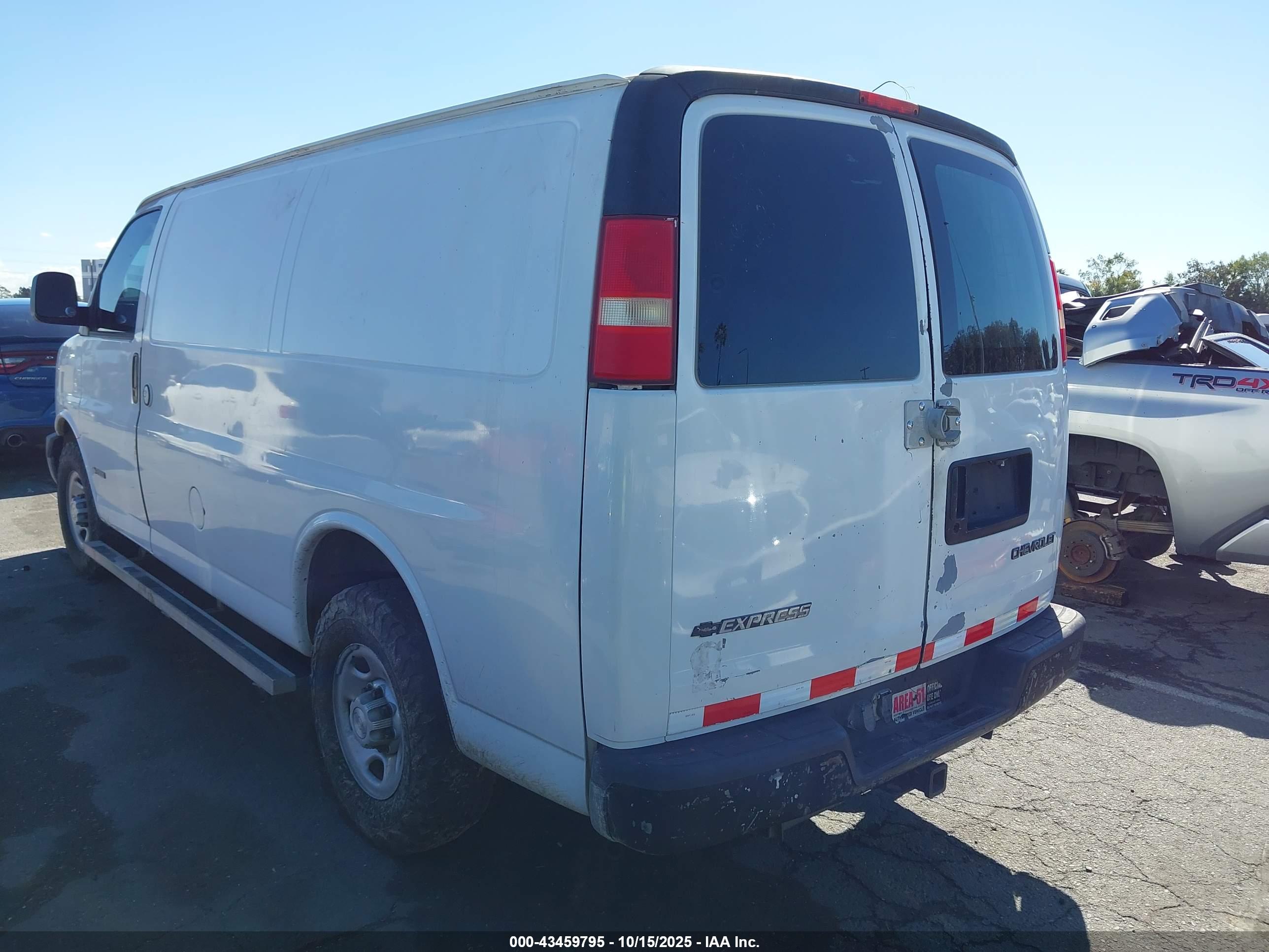 CHEVROLET EXPRESS image 3