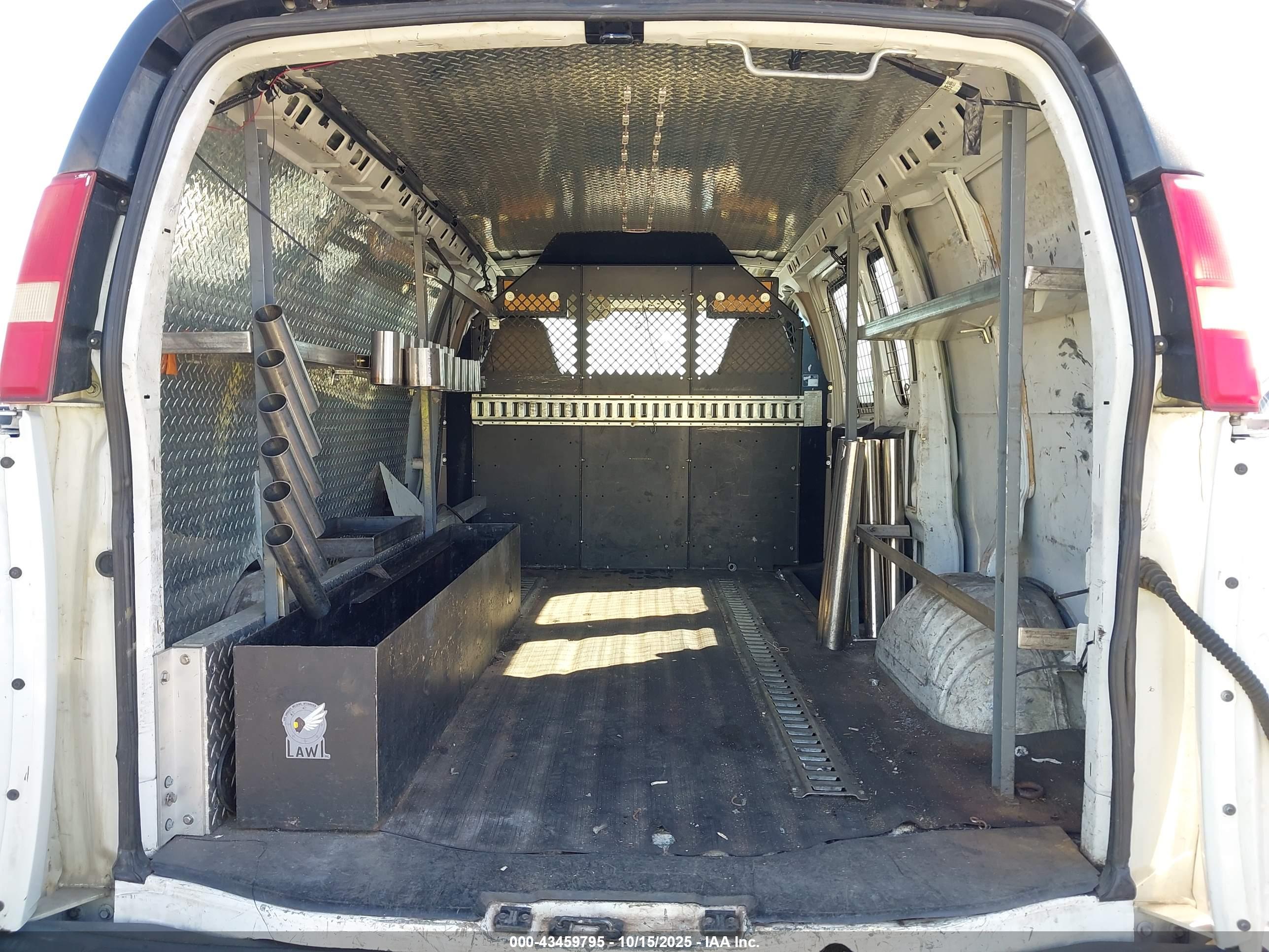 CHEVROLET EXPRESS image 8