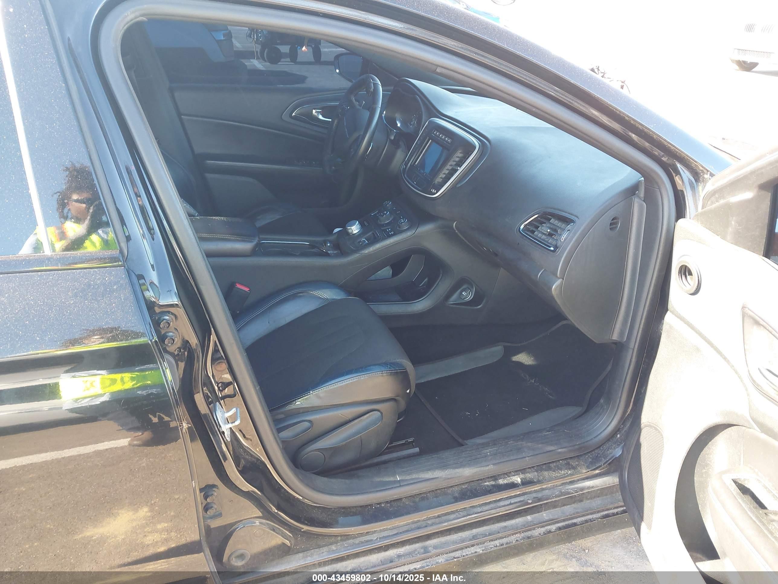 CHRYSLER 200 image 5