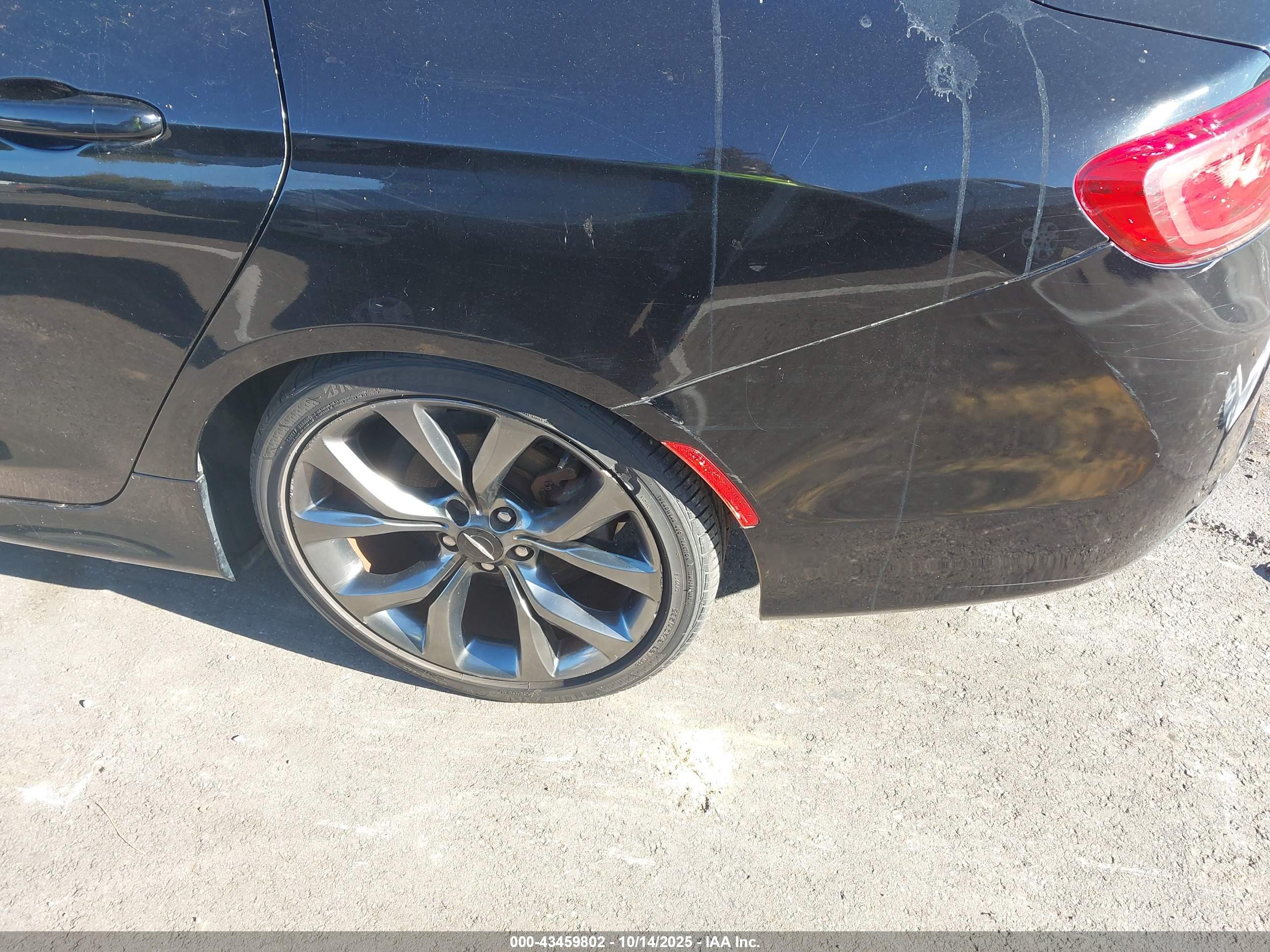CHRYSLER 200 image 6
