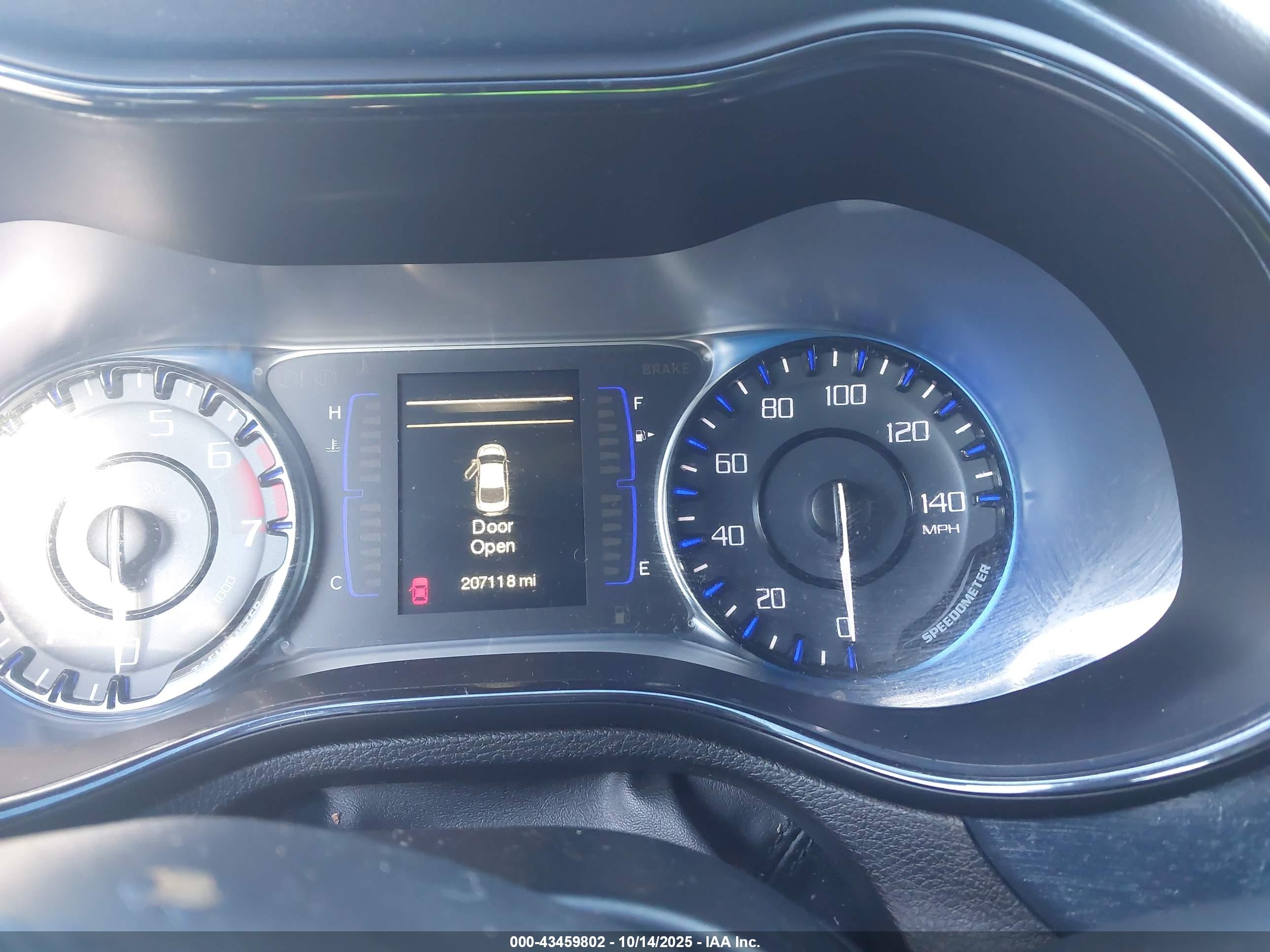 CHRYSLER 200 image 7