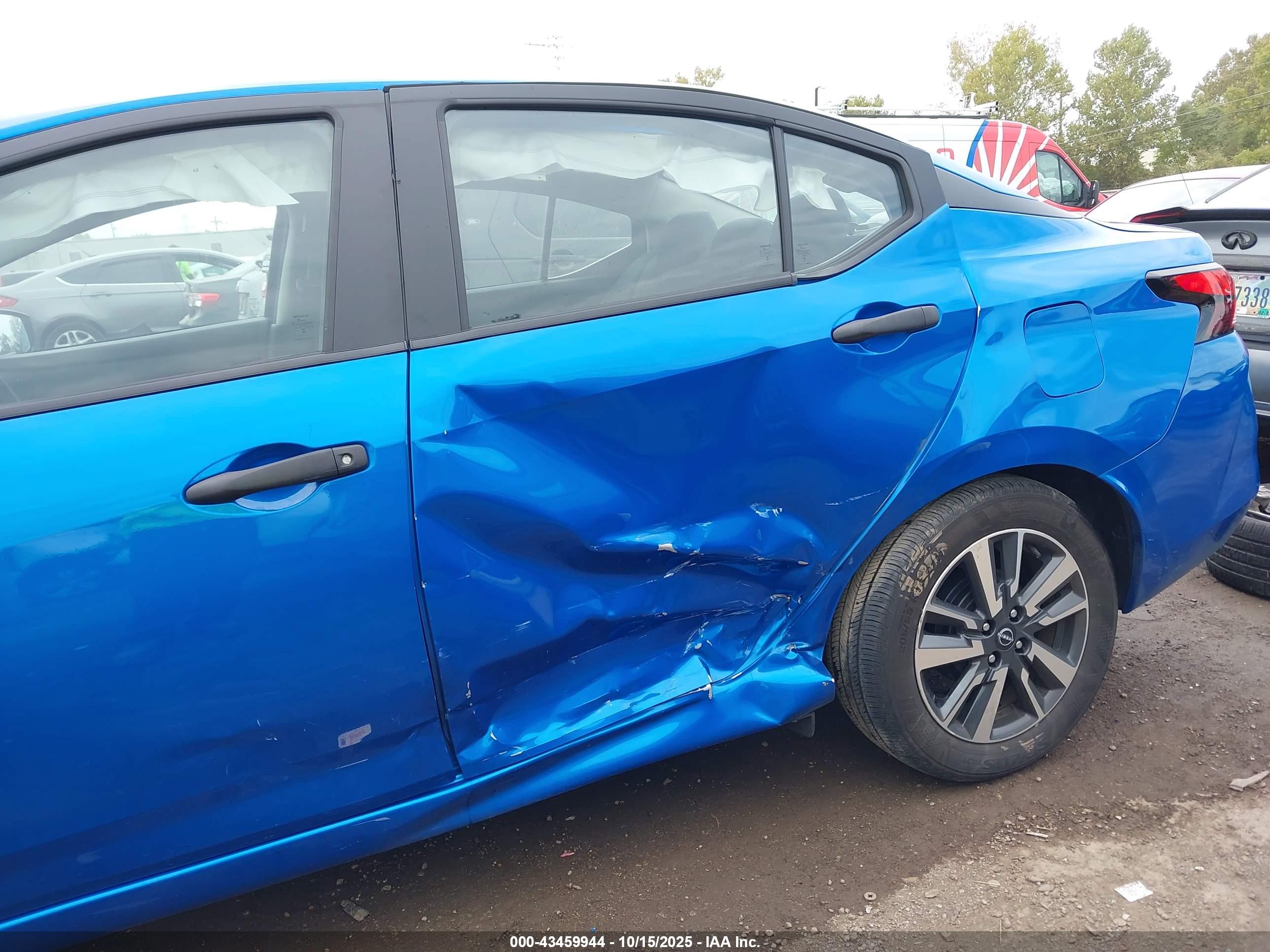 NISSAN VERSA image 6