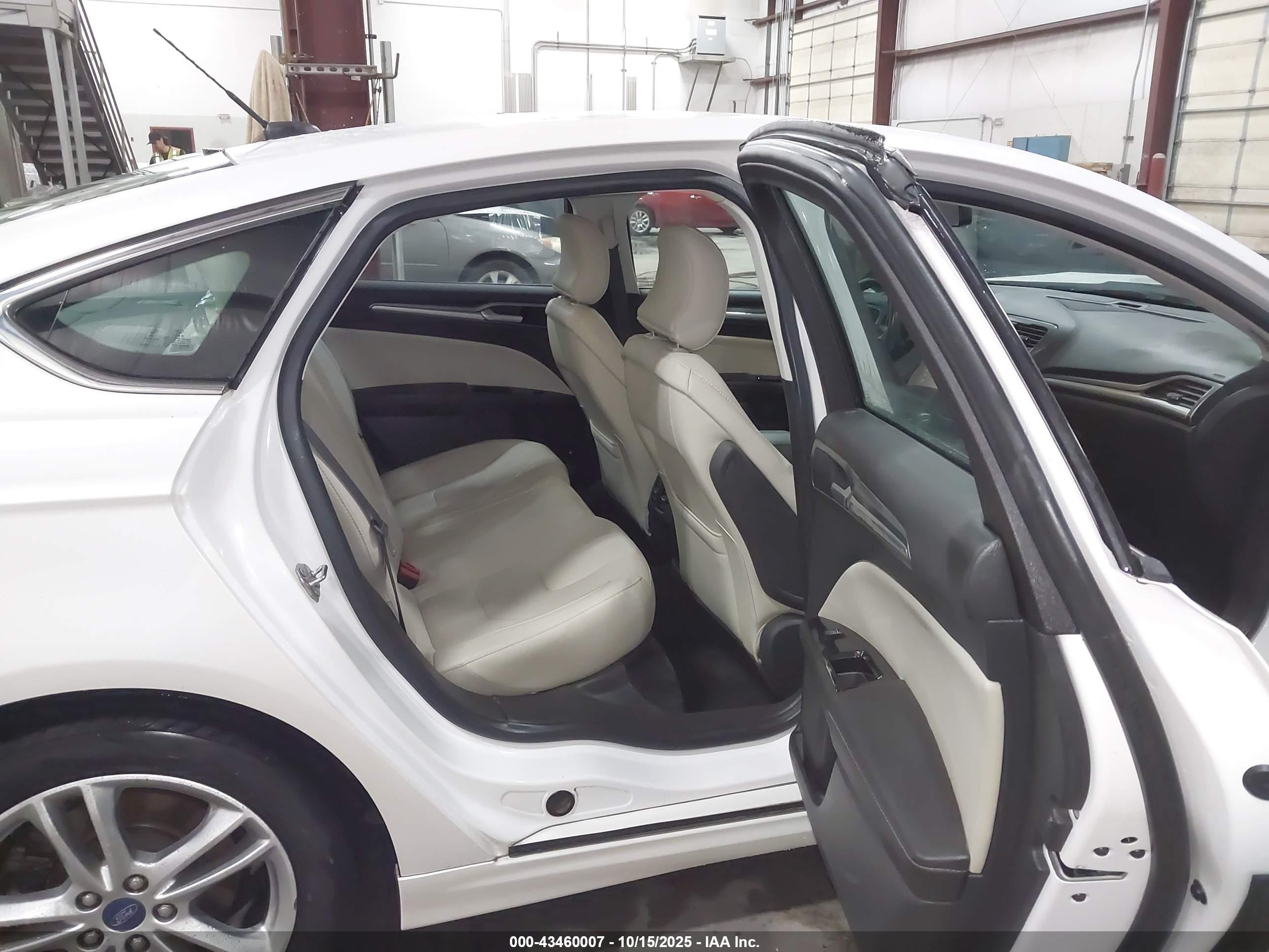 FORD FUSION image 8